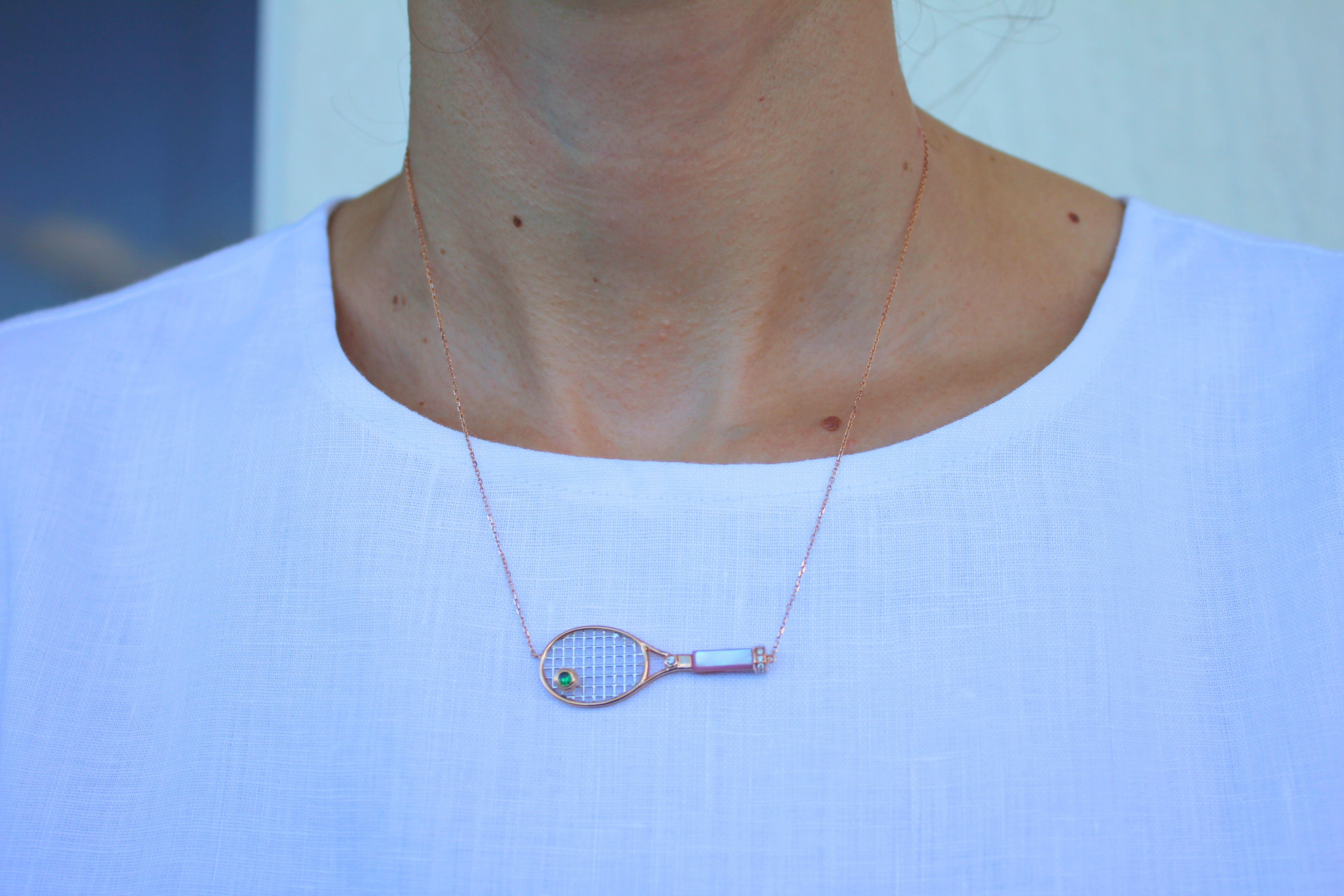 Halskette mit Diamant-Rosa Perle Smaragd 18 Karat Gold Tennis Racket Charm-Anhänger im Zustand „Neu“ im Angebot in Oakton, VA