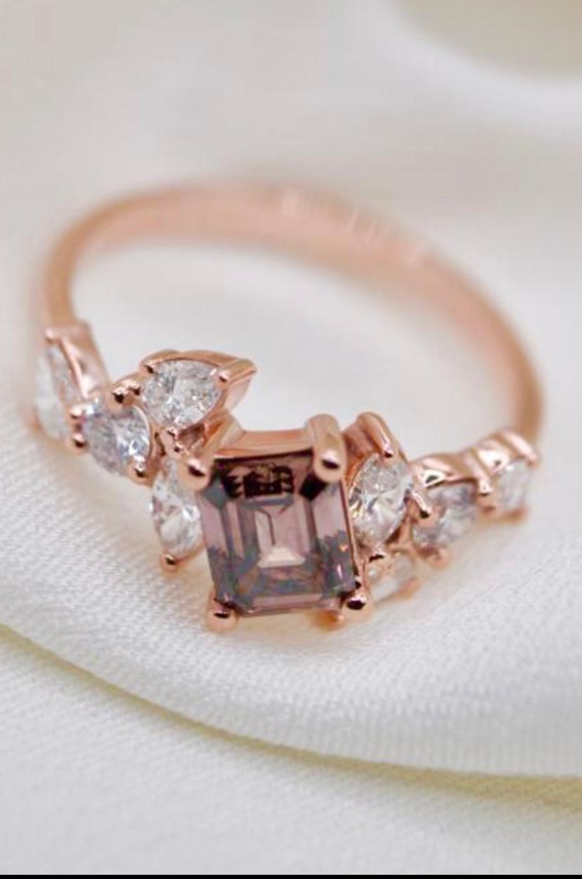Women's Diamond Pink Ring GIA 1.08ct Emerald Cut with 8 Diamond with certificat ! NEW For Sale