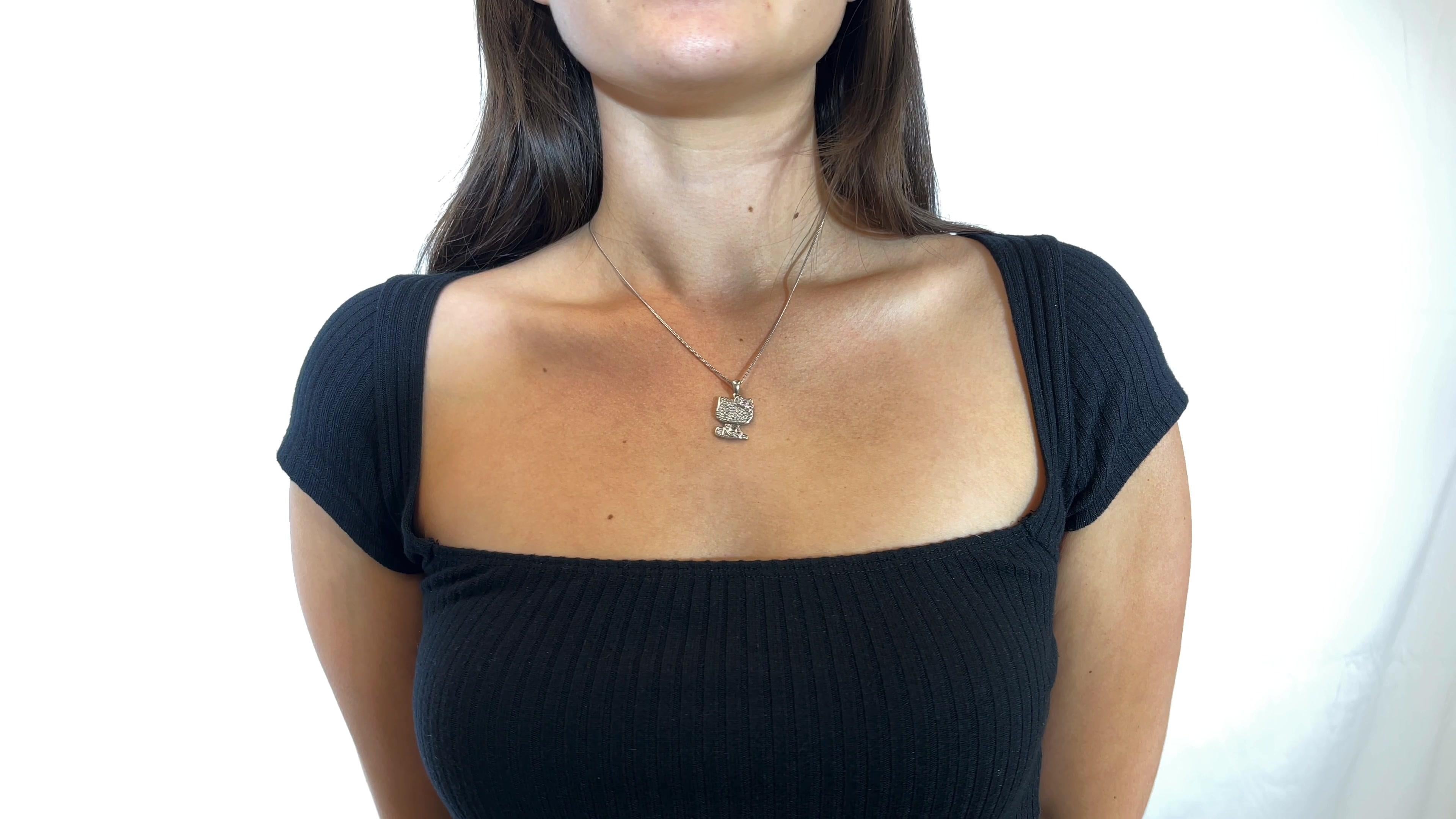 Ein Diamant Rosa Saphir 18k Weißgold Hello Kitty Halskette. Mit 51 runden Diamanten im Brillantschliff mit einem Gesamtgewicht von etwa 0,51 Karat und 14 runden rosa Saphiren mit einem Gesamtgewicht von etwa 0,45 Karat. Gefertigt aus 18 Karat