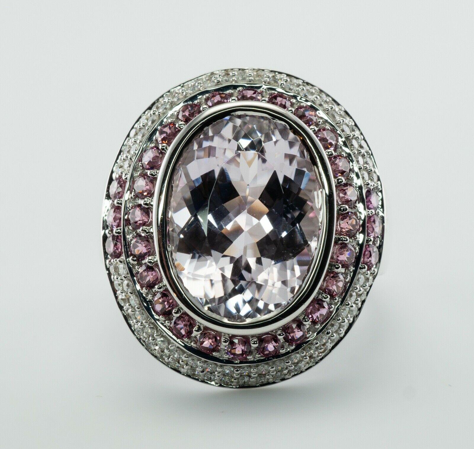 Diamante Zafiro Rosa Kunzita Anillo Cóctel Oro Blanco 14K

Este precioso anillo está finamente elaborado en oro blanco macizo de 14 quilates. 
El bisel central engastado en talla ovalada de Kunzita Natural mide 16 mm x 12 mm (12,00 quilates). 
Esta