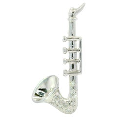 Anhänger in Form einer Saxophon-Brosche aus Diamant, Platin und 14-karätigem Weißgold