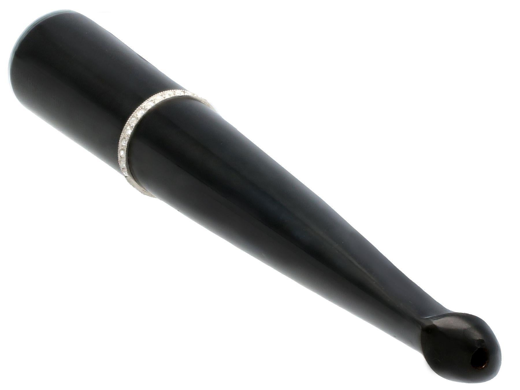 Un excepcional, fino e impresionante portachero antiguo de los años 30, de 0,20 quilates de diamantes, platino y baquelita, fabricado por Cartier; una adición a nuestra colección relacionada con el tabaquismo.

Este excepcional portaceroot antiguo