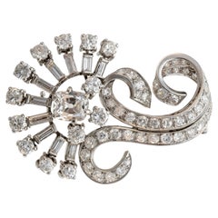 Broche de clip de 7,20 ct con diamantes, platino y oro, con motivos de volutas y ramitas