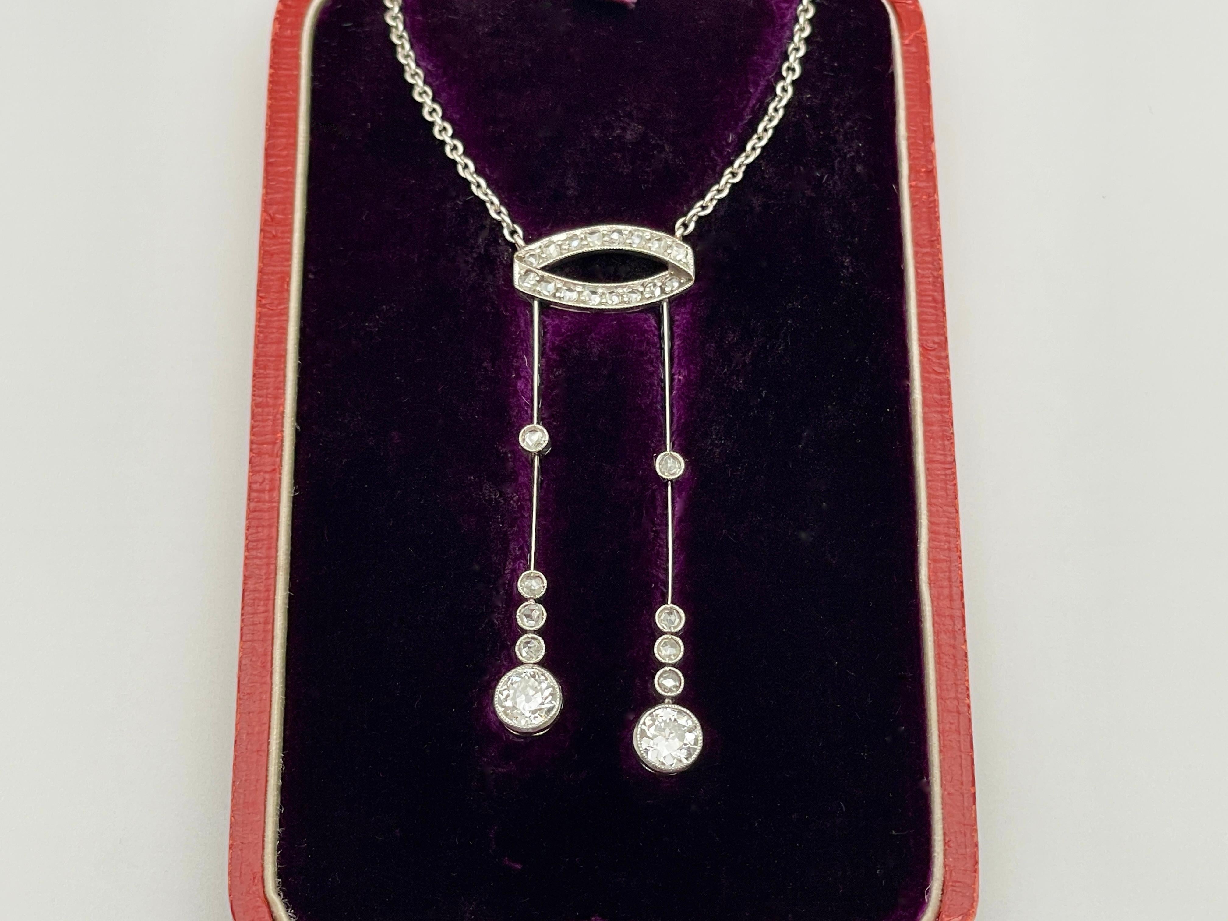 Eine schöne antike Platin-Diamant-Zwillings-Anhänger-Halskette, signiert von E. Netter und Cie Belle mit der ursprünglichen Box, Circa 1910. Insgesamt 24 kleine und zwei große Diamanten mit einem Gesamtgewicht von ca. 1,25 CT, Farbe E-F und Reinheit
