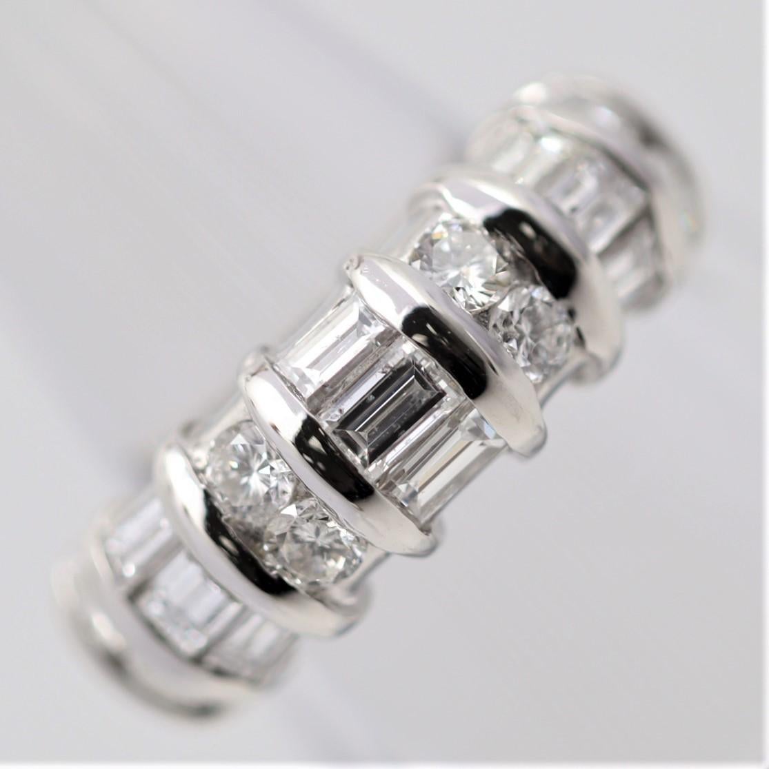 Una fascia in platino semplice ma sostanziosa, con diamanti rotondi e baguette alternati. Hanno un peso totale di 1,97 carati e sono bianchi e luminosi. Fabbricato a mano in platino e pronto per essere indossato.

Anello misura 6,25