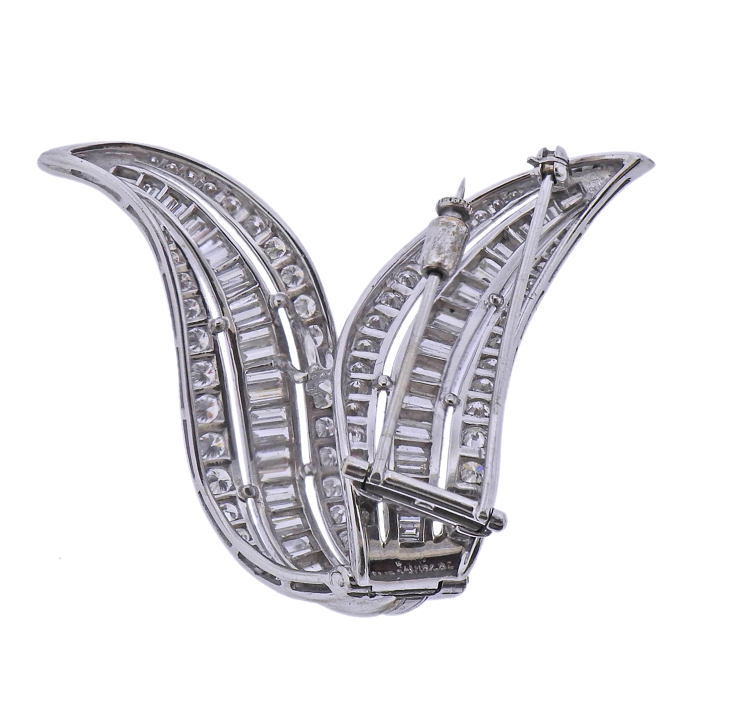 Platinum V shaped brooch, with round and baguette cut diamonds - approx. 6.00ctw in total. Brooch measures 1.75