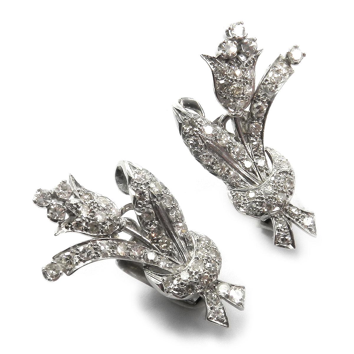 Diamond Platinum Clip on Flower Earrings, circa 1940

Decorative clip-on earrings designed as a pair of flowers, set with sparkling brilliant-cut diamonds in total approx. 2.0 carat.

platinum
total approx. 2.0 carat brillant-cut diamonds, HN /