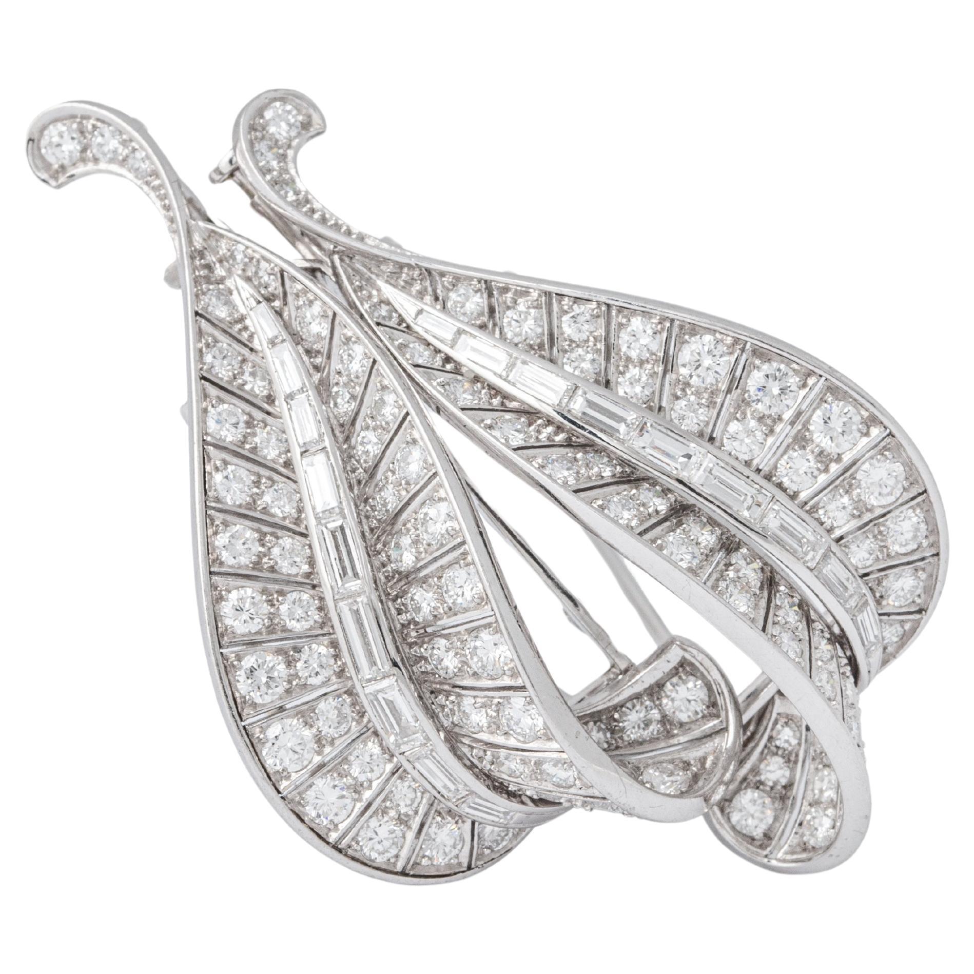 Diamond Platinum and white gold 18K Double Clip Brooch.
Total diamond weight: approximately 4.20 carats.
Circa 1940.

Total length: 5.50 centimeters.
Width: 0.50 centimeters up to 3.30 centimeters

Total weight: 21.82 grams.