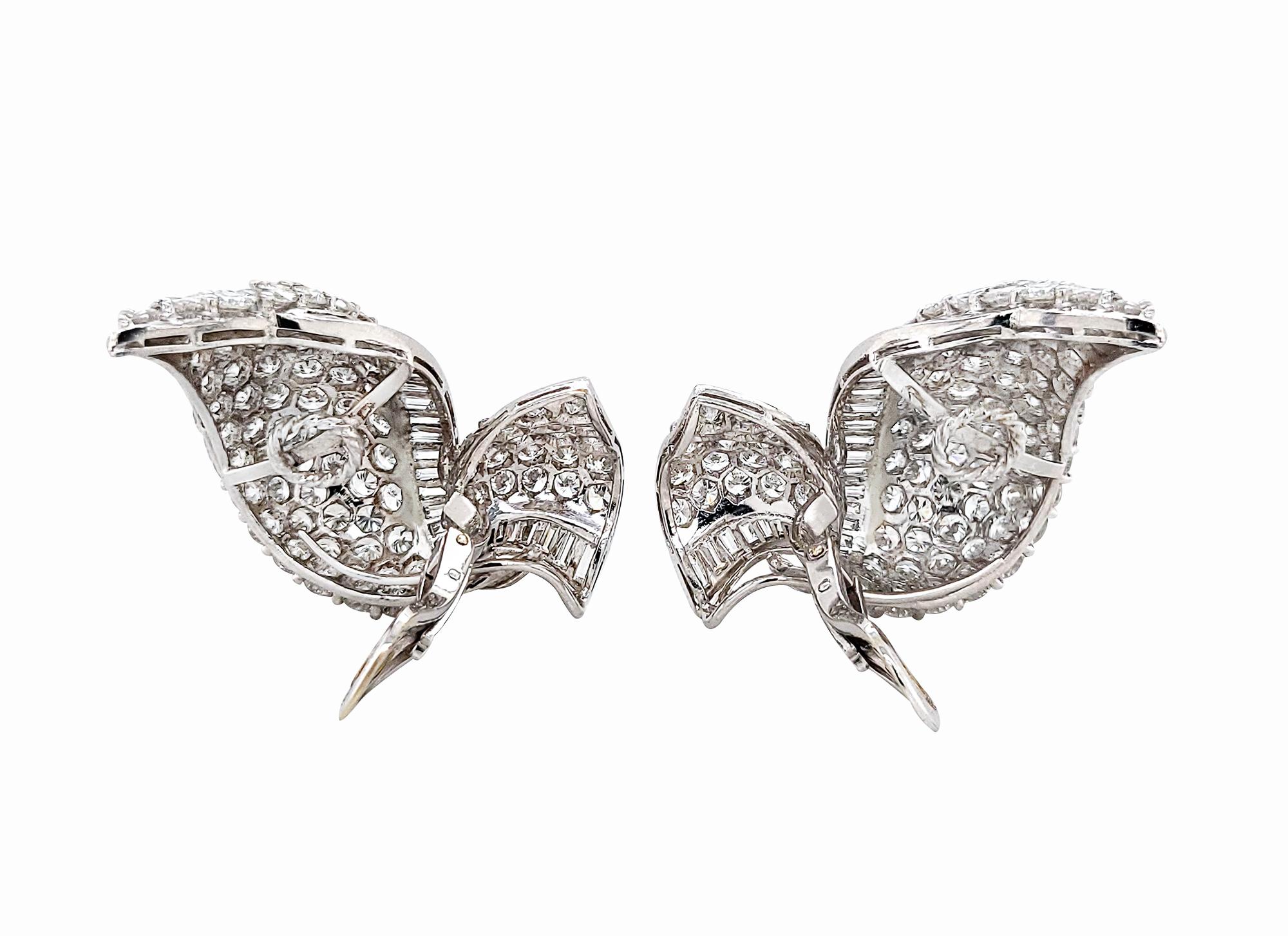 Presentamos un par de pendientes elaborados por Spectra Fine Jewelry en 2018, una marca famosa por su exquisita artesanía y su atención al detalle. Estos pendientes son un verdadero testimonio del compromiso de Spectra Fine Jewelry con la creación