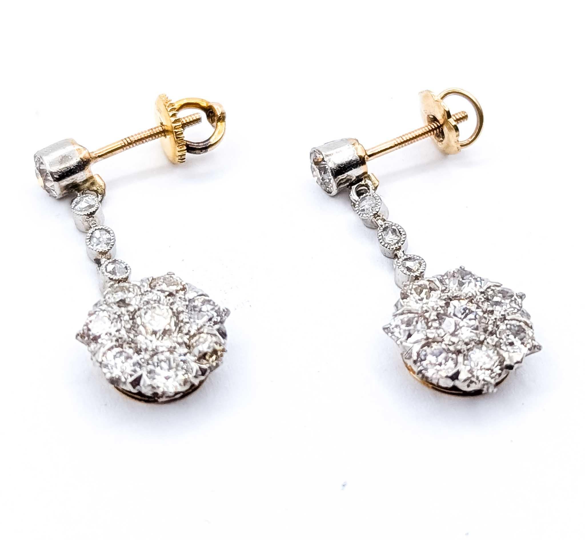 Pendientes de platino y diamantes

Te presentamos estos exquisitos pendientes elaborados en oro amarillo de 14 quilates y platino, con un diseño atemporal de rosca eduardiana. Los pendientes presentan un impresionante conjunto de 3,16 quilates de