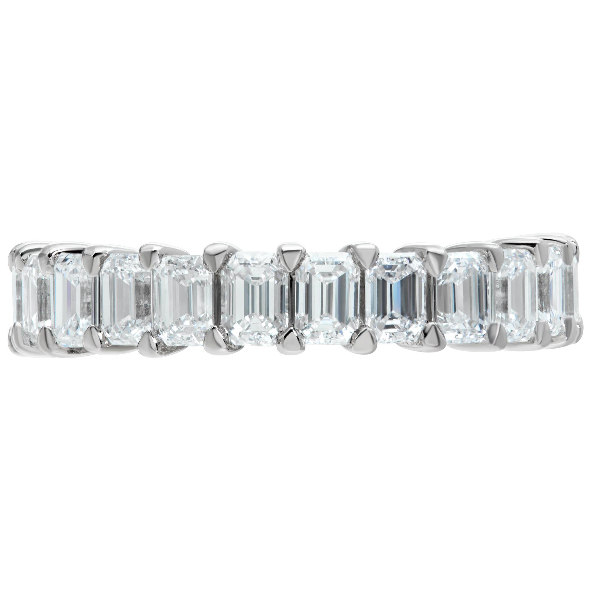 Fascia per l'eternità in platino con 3,61 carati di diamanti taglio smeraldo di colore G-H e purezza VS. Taglia 6.5