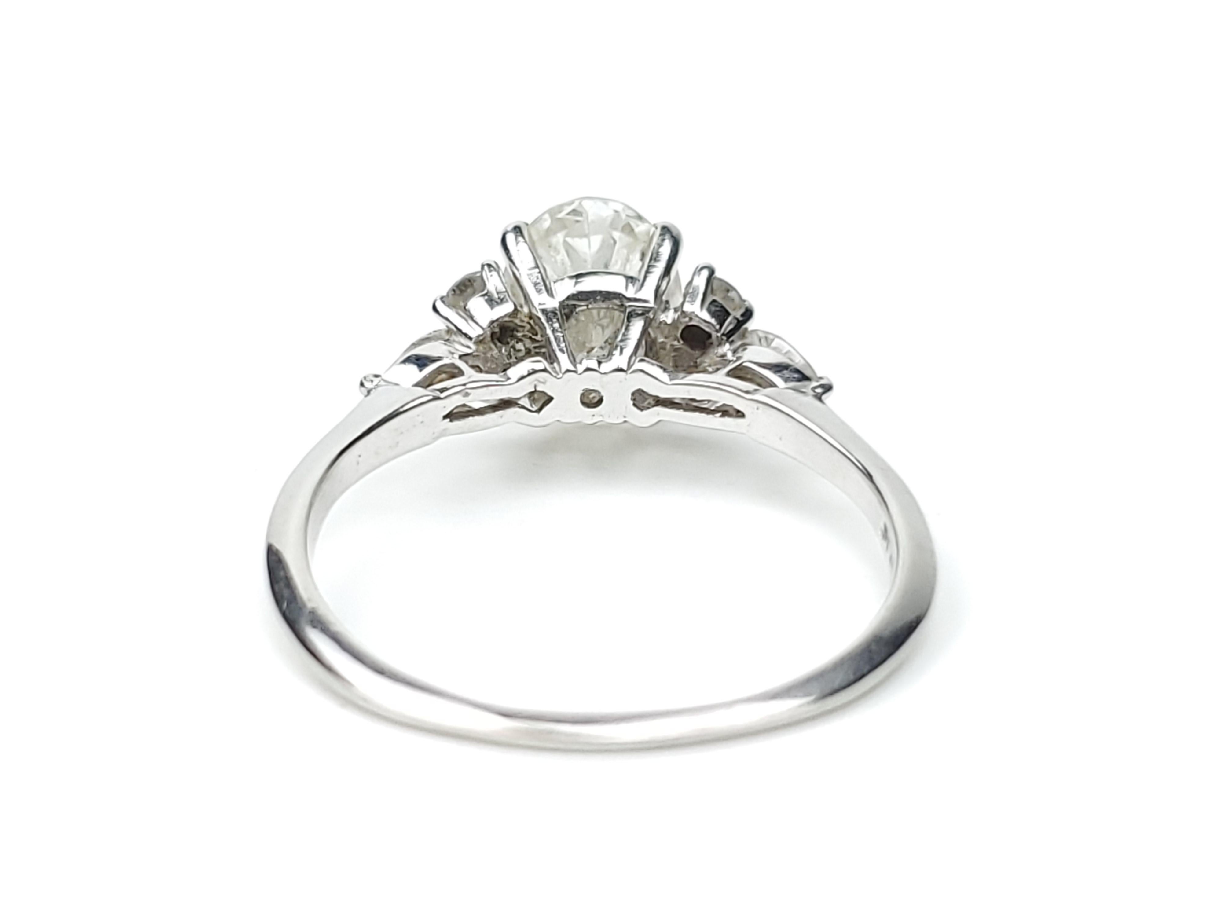 Diamond Platinum Ladies Ring In Excellent Condition For Sale In Bradford, Ontario