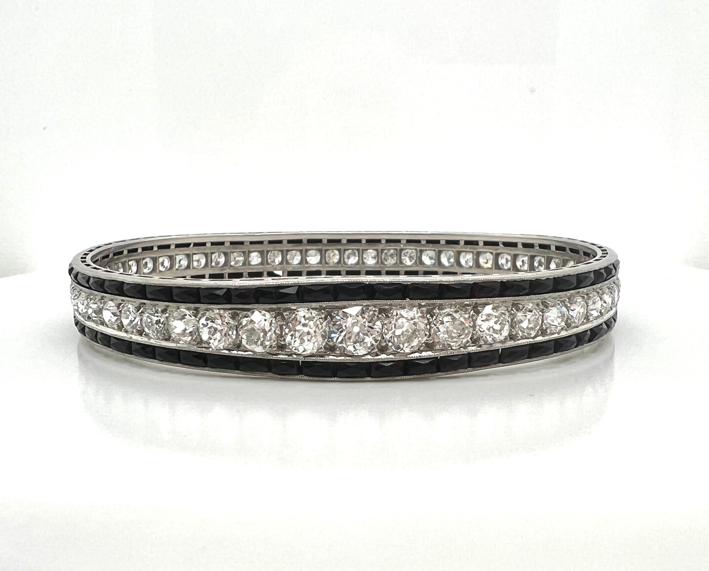 Diamond Platinum Onyx Bangle Style Bracelet In condizioni buone in vendita a New York, NY