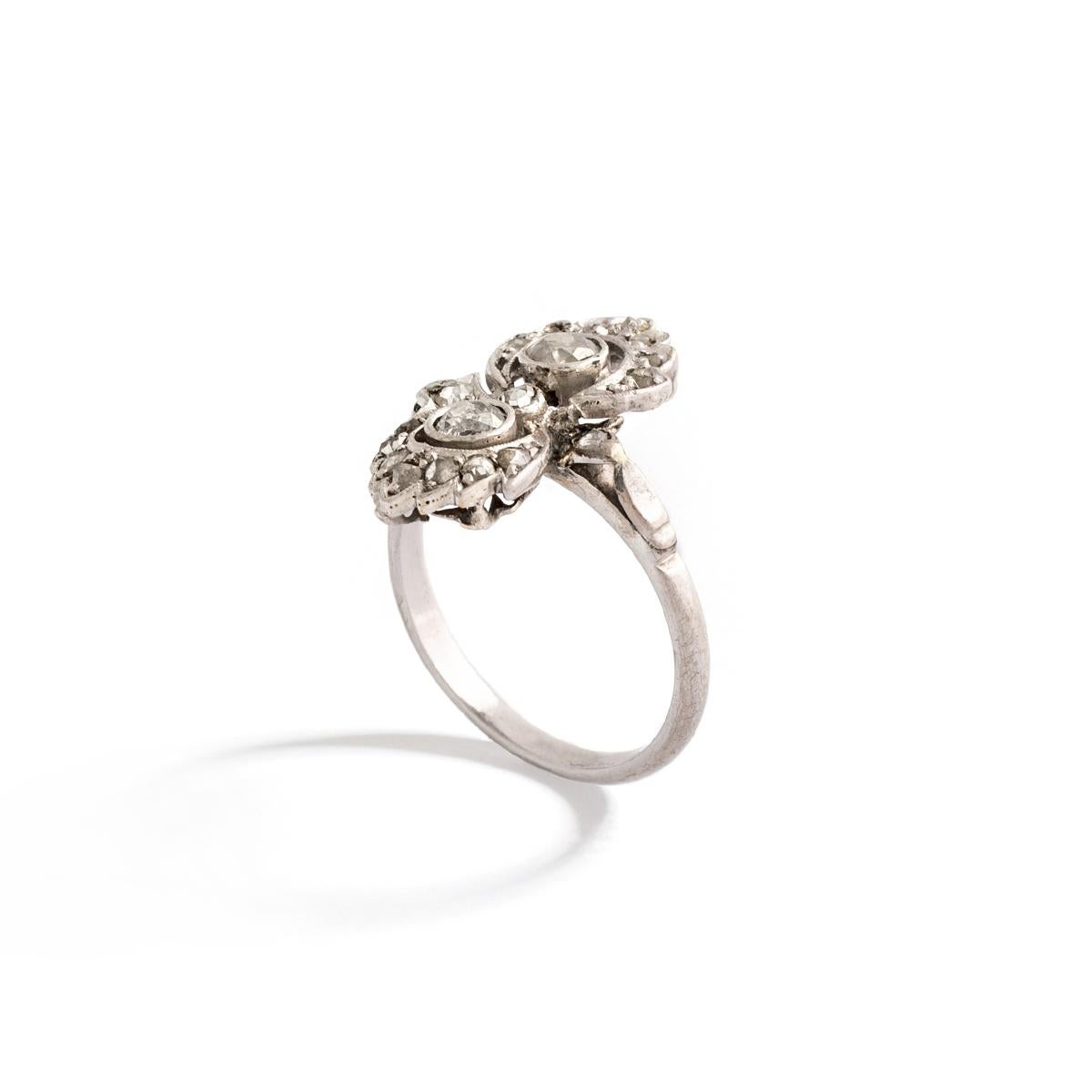 Ring aus Platin, besetzt mit Diamanten im Alt- und Rosenschliff.
Fingergröße: 49.
Bruttogewicht: 3,00 g.
