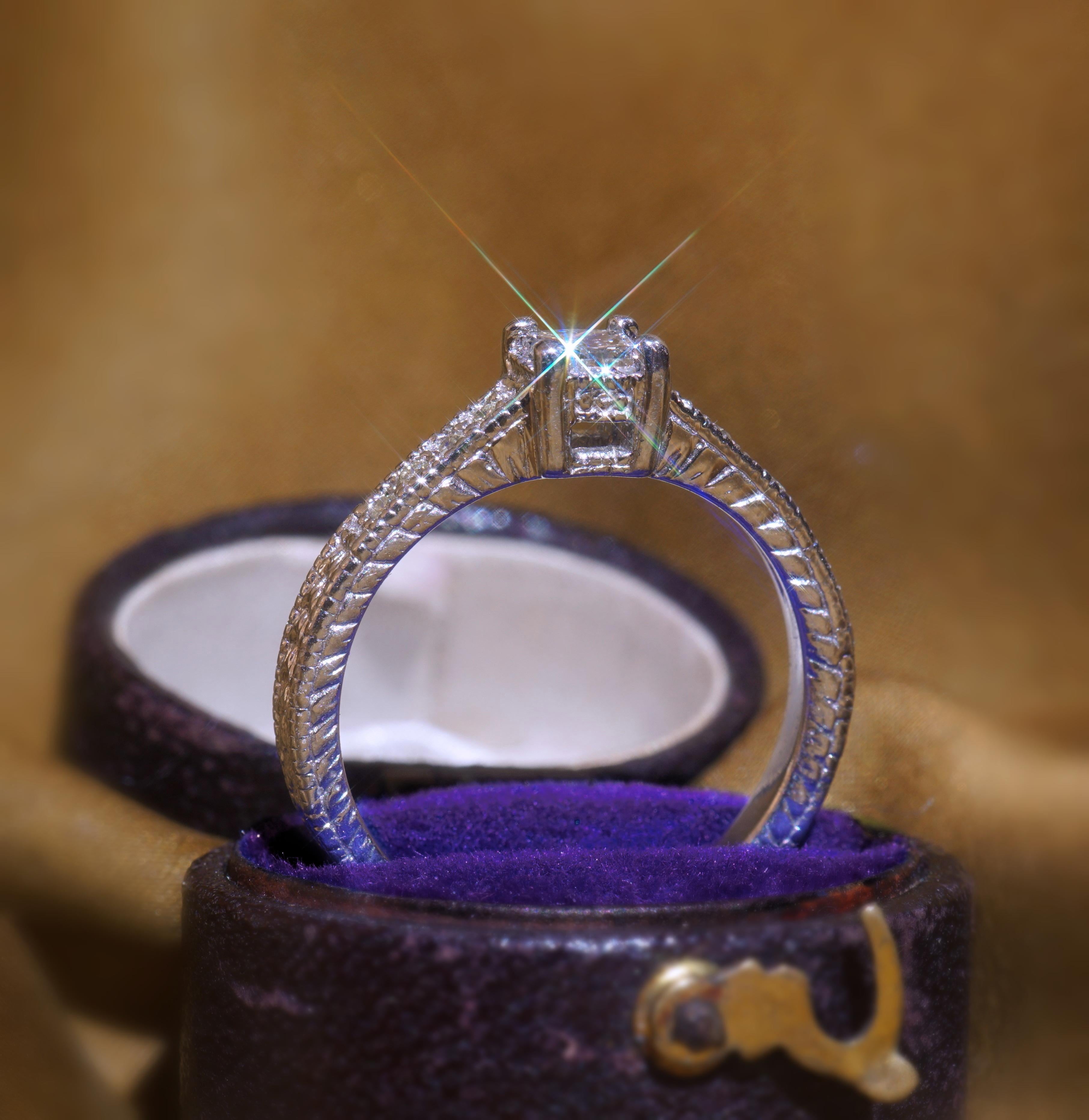 Diamond Platinum Ring Vintage Princess Solitaire Wedding Engagement Fine VS In Excellent Condition In Sylvania, GA