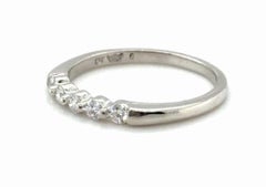 Alianza de boda de diamantes y platino con un diamante redondo brillante de 0,25 ct para aniversario