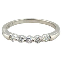 Alianza de boda de diamantes y platino con un diamante redondo brillante de 0,25 ct para aniversario