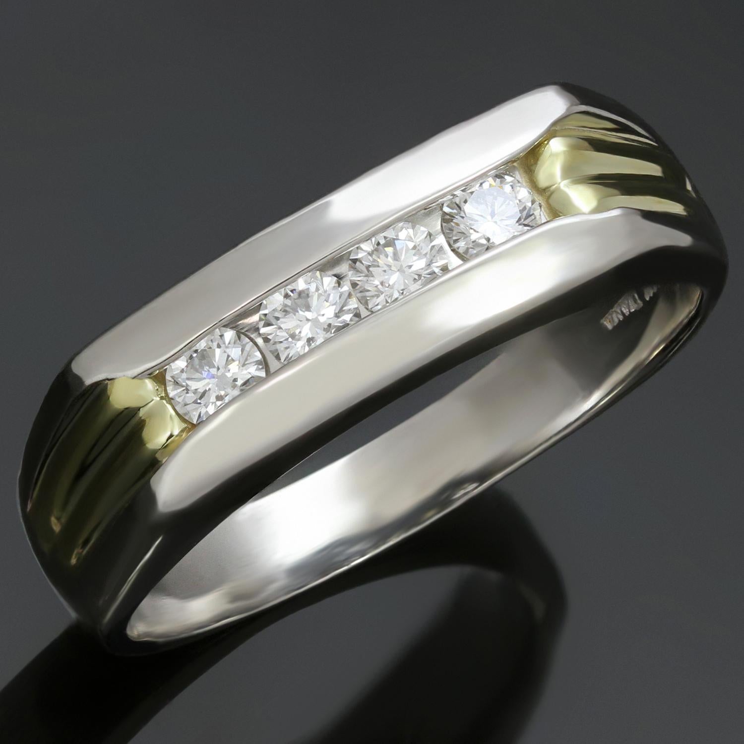 Cette bague à anneau classique et contemporaine pour homme est réalisée en platine avec des accents en or jaune 18 carats et sertie de diamants ronds taille brillant. Fabriqué aux États-Unis dans les années 2010. Mesures : 0.largeur de 27