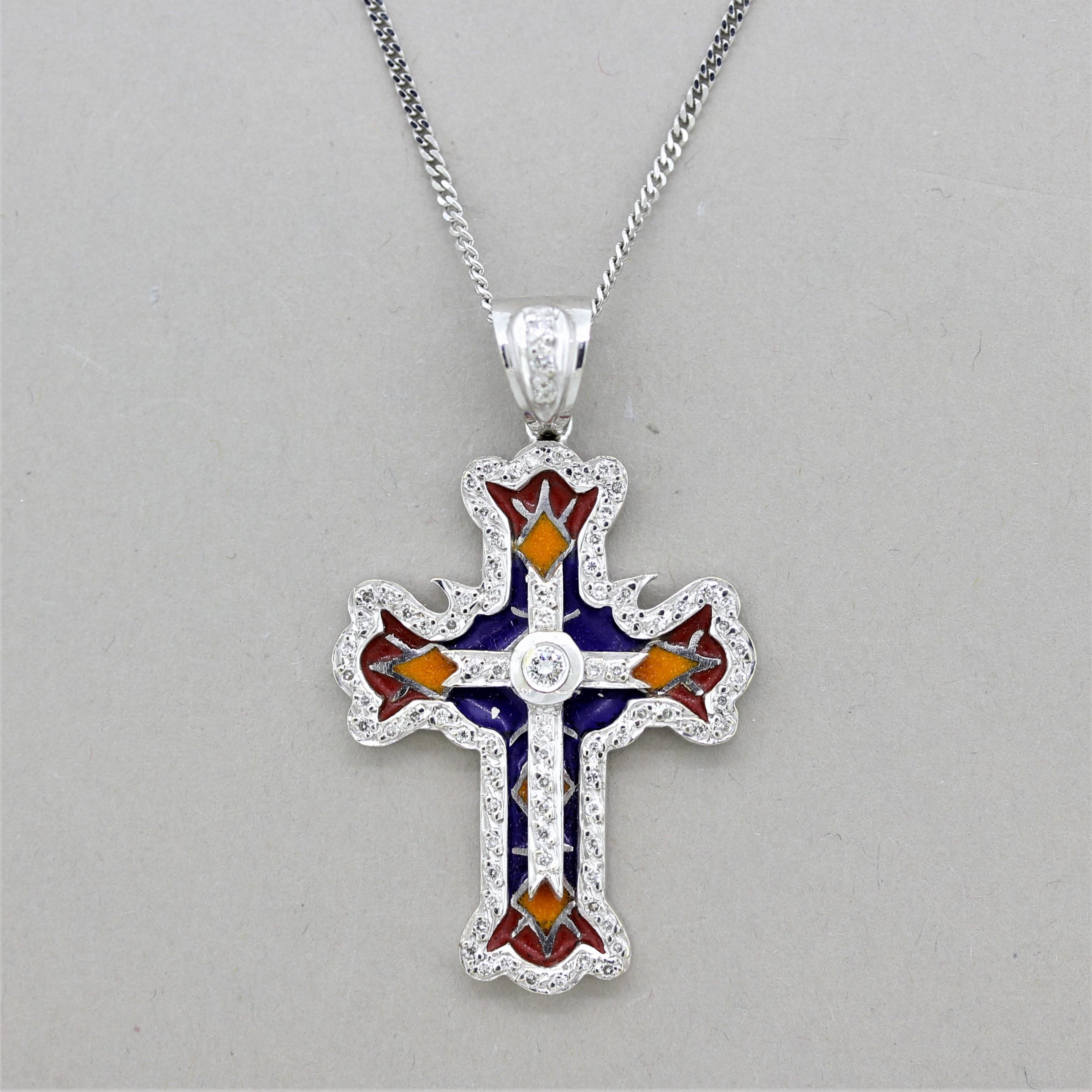 Ein einzigartiger und wunderschöner Kreuzanhänger mit 0,56 Karat Diamanten im Brillantschliff und einer detaillierten und farbenfrohen Emaille. Die Emaille wird in leeren Zellen und nicht über Metall aufgetragen, so dass das Licht wie bei einem