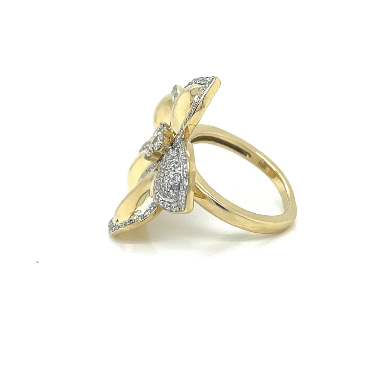 Statement-Ring aus 18 Karat Gelbgold mit Diamanten in Plumeria-Blumenform (Rundschliff) im Angebot