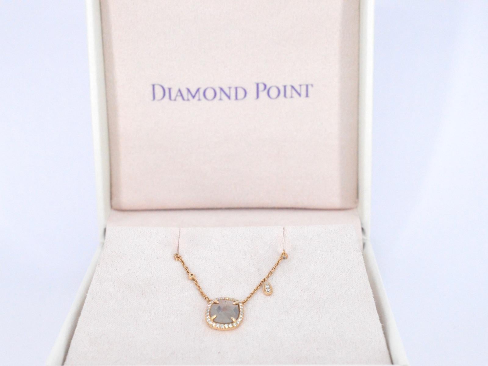 Laissez-vous séduire par l'allure captivante de ce collier Diamond Point, véritable témoignage de l'art de la haute joaillerie. La pièce maîtresse de ce bijou exquis est un diamant central brillant de 1,00 carat, méticuleusement facetté pour