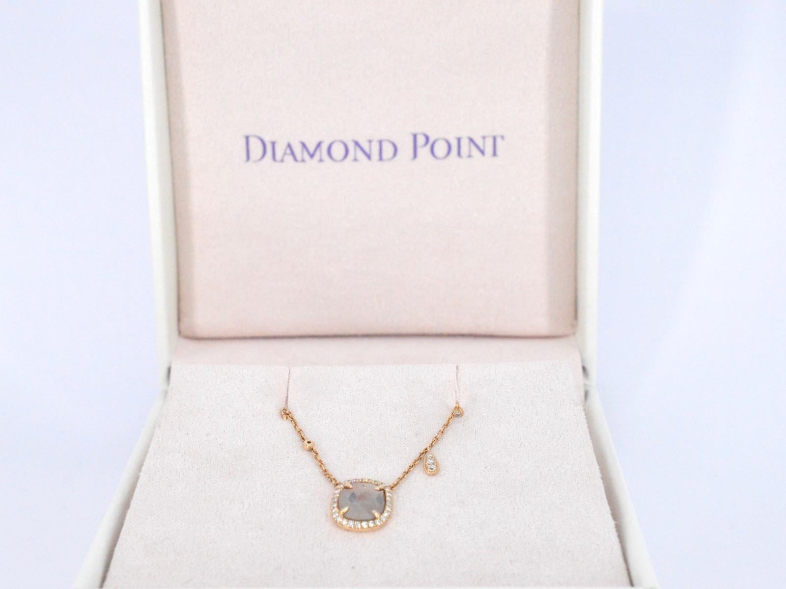Lasciati conquistare dal fascino accattivante di questa collana Diamond Point, una vera e propria testimonianza dell'arte dell'alta gioielleria. Il fulcro di questo squisito pezzo è un brillante diamante centrale da 1,00 carati, meticolosamente