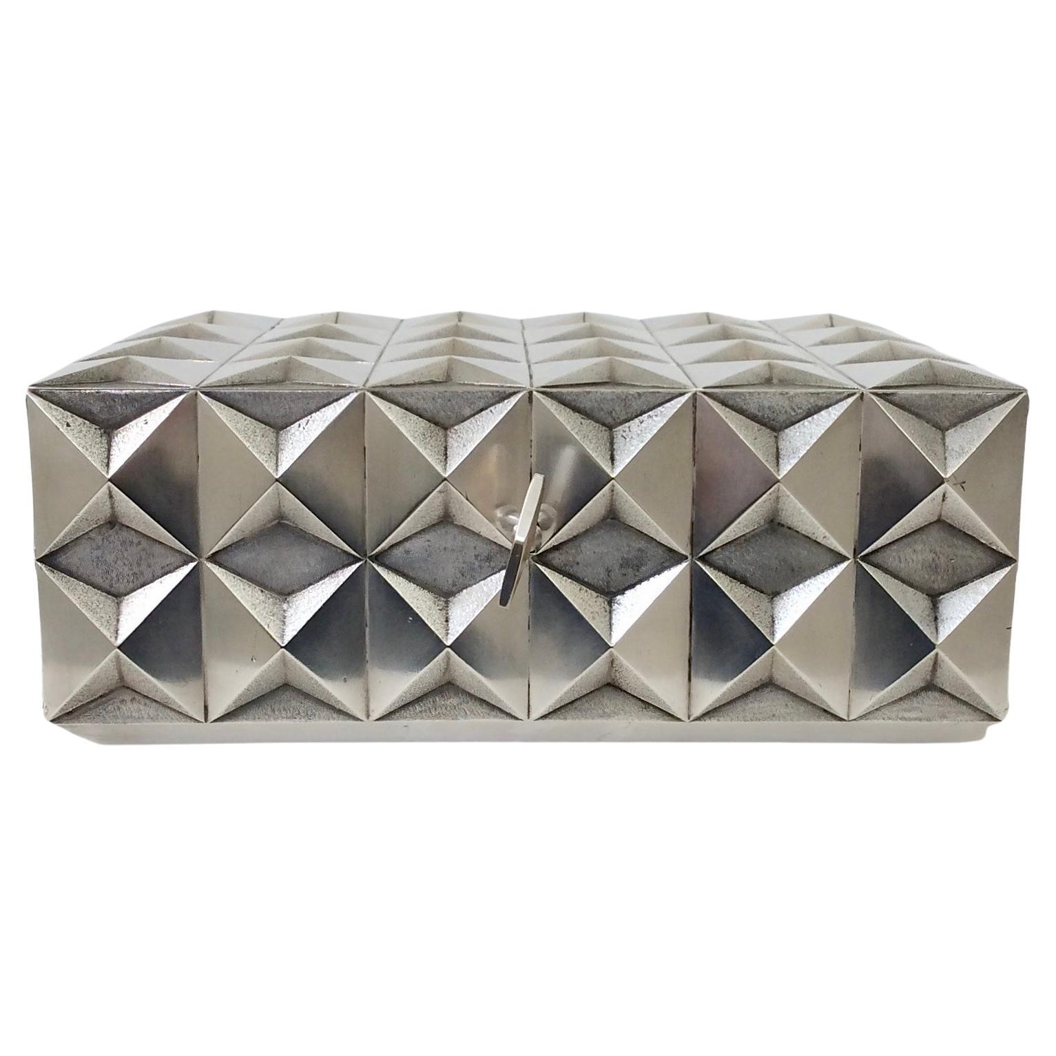 Très belle boîte en métal argenté, unique en son genre, avec de fins motifs en pointe de diamant.
Travail du métal à la main et de haute qualité. La boîte est très lourde.
Réalisé à la demande, vers 1970, par la Maison Chéret, ( fabricant pour Serge