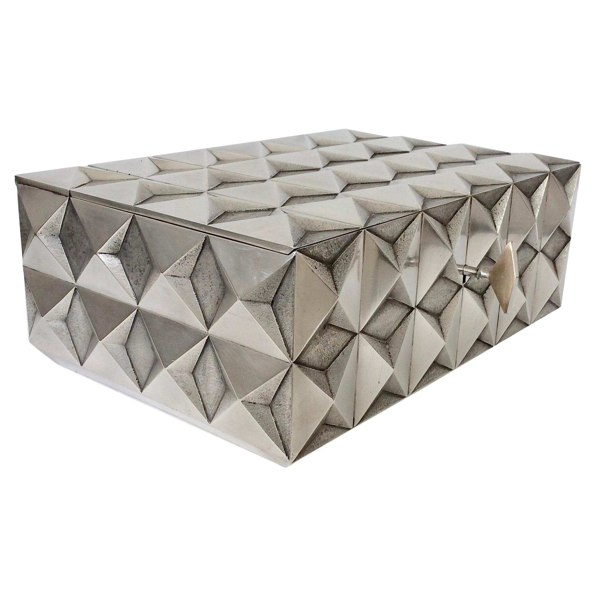 Boîte en métal plaqué argent à pointes de diamant, unique, vers 1970, France en vente