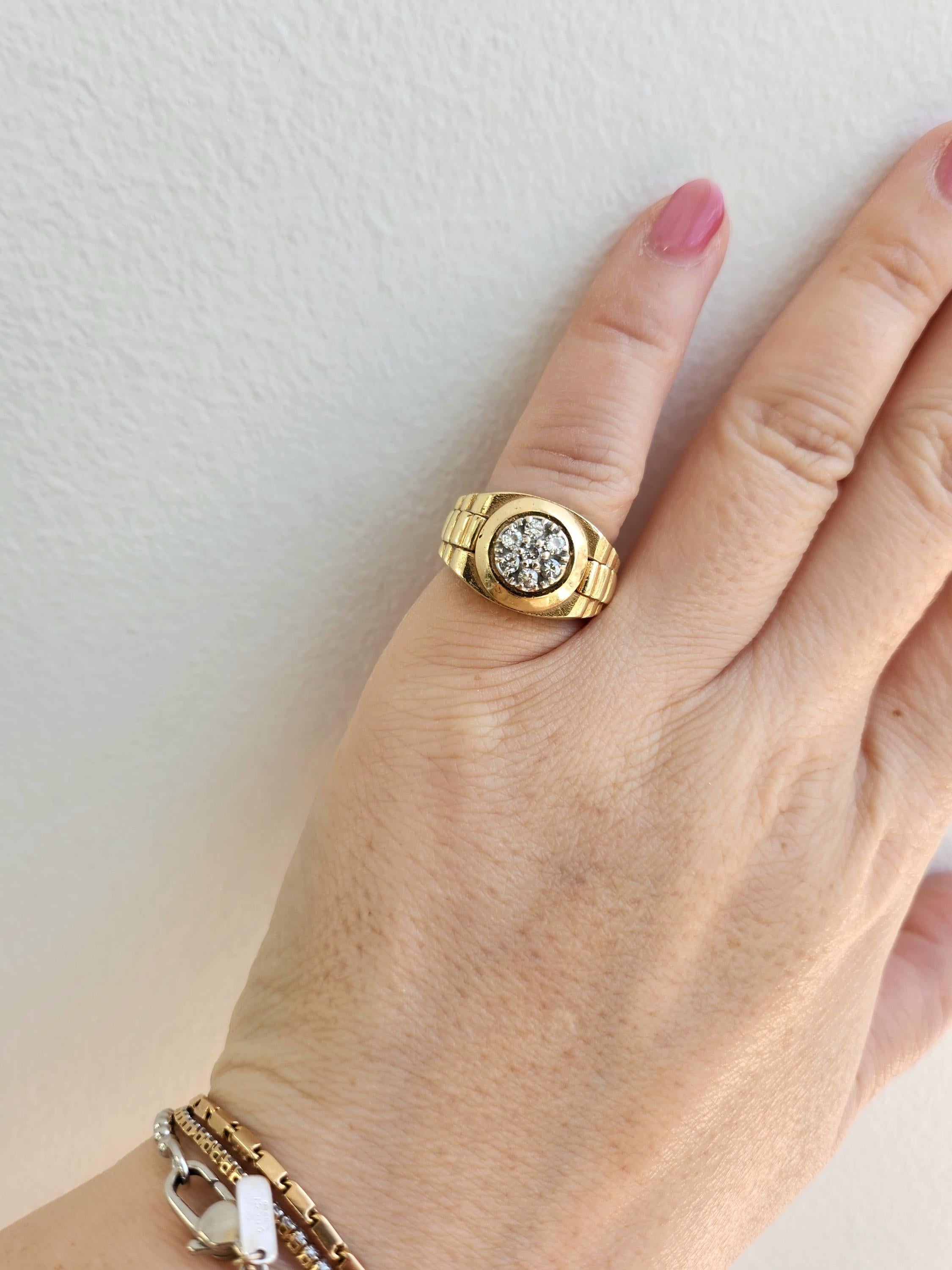 Dieser auffällige Ring im Vintage-Stil ist eine stilvolle Anspielung auf die legendäre Rolex Presidential Uhr, ein Design, das seit seinem Debüt Mitte der 1950er Jahre zeitlos und begehrt ist.

Metall: 14K Gelbgold
Gewicht: 7,7 Gramm
Ringgröße: 4.25