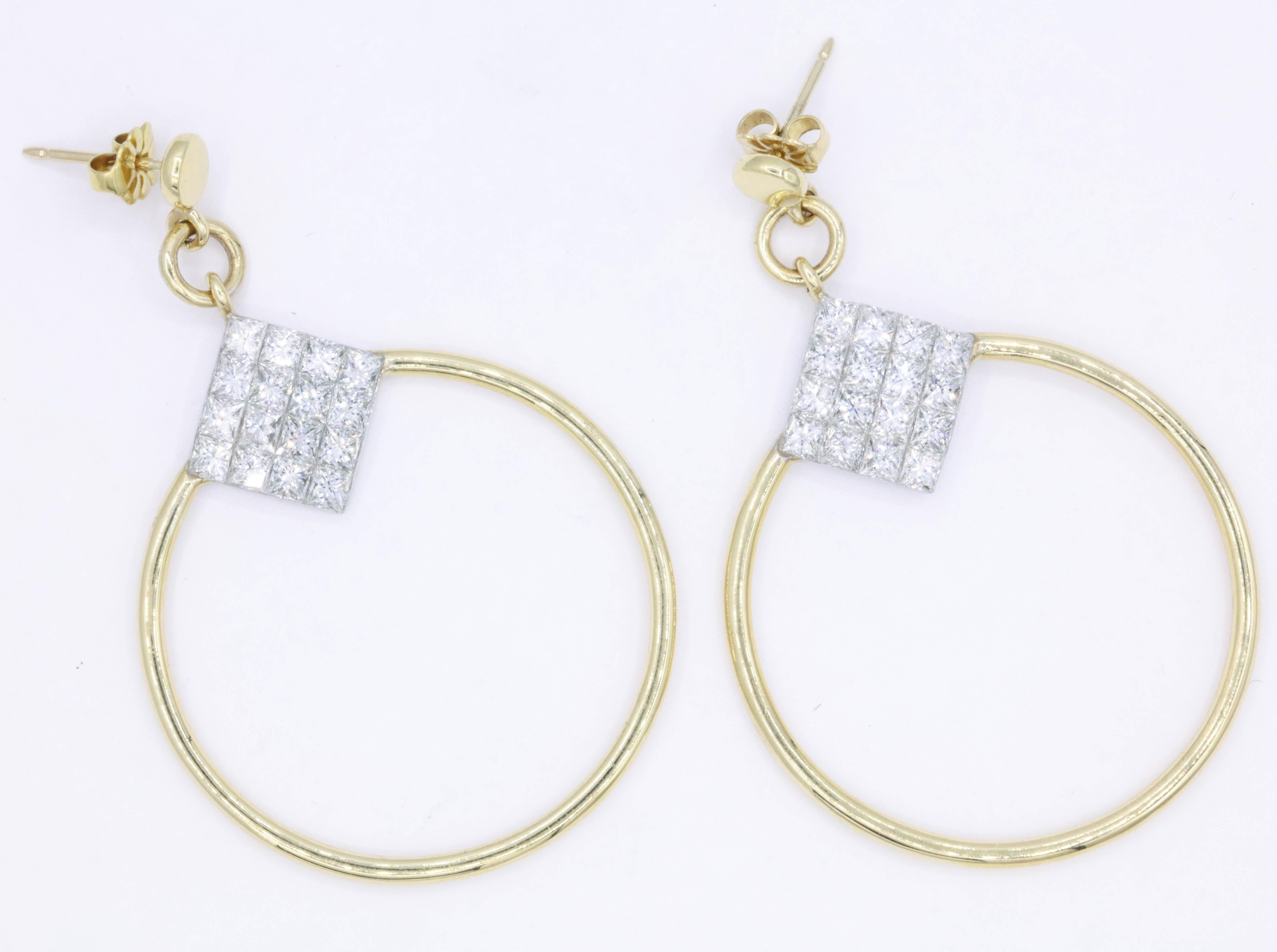 Ces boucles d'oreilles en or jaune 18 carats sont ornées de 32 diamants taille princesse pesant 4 carats. Génial, génial sur l'oreille !
Couleur : G-H
Clarté : SI