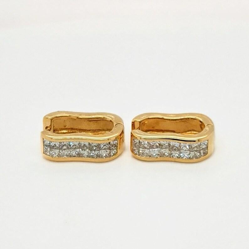 Diamant-Ohrringe mit Prinzessinnenschliff Huggies 1,60 Karat aus 14k Gelbgold. (Carréschliff) im Angebot