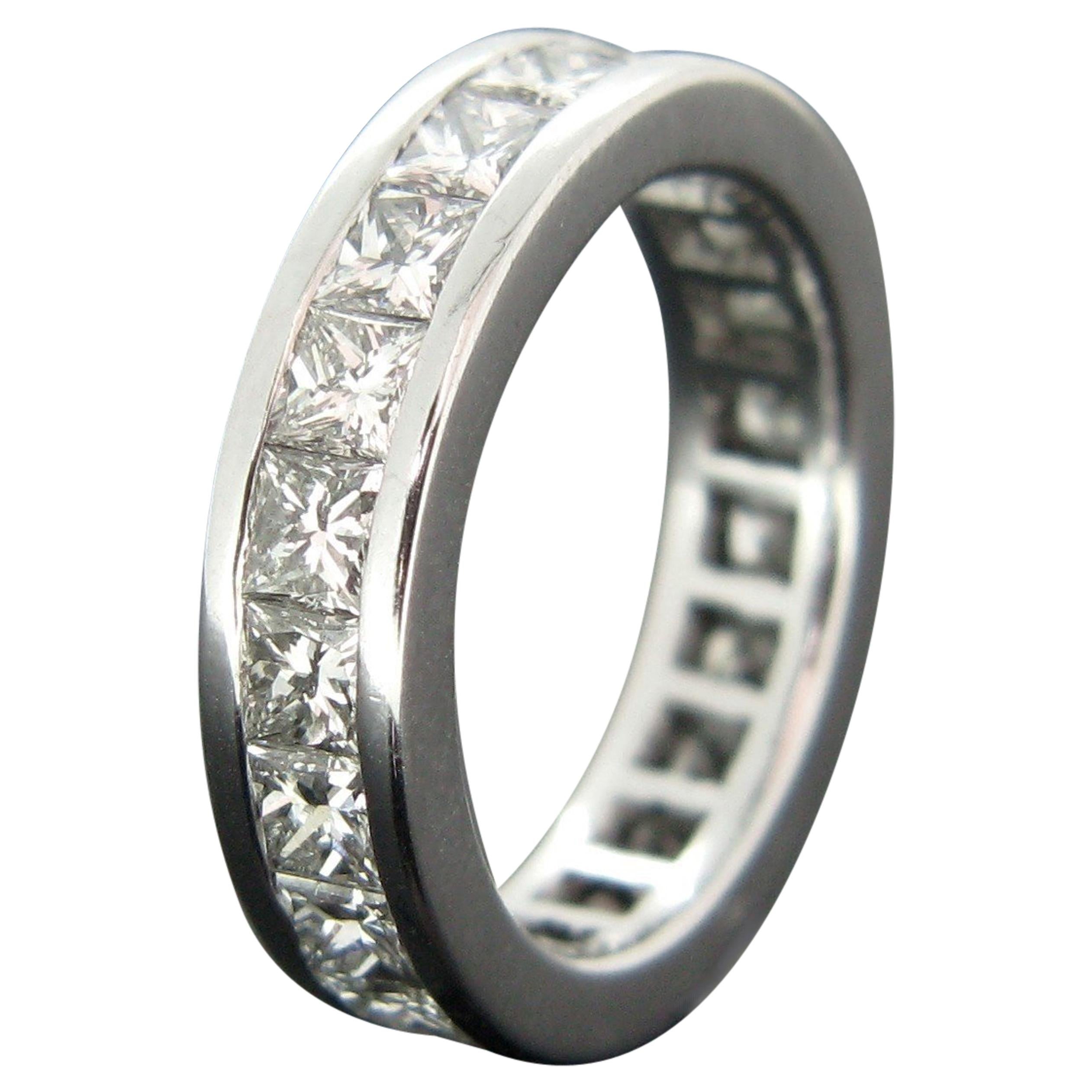 Anillo de oro blanco con diamantes talla princesa para bodas de eternidad