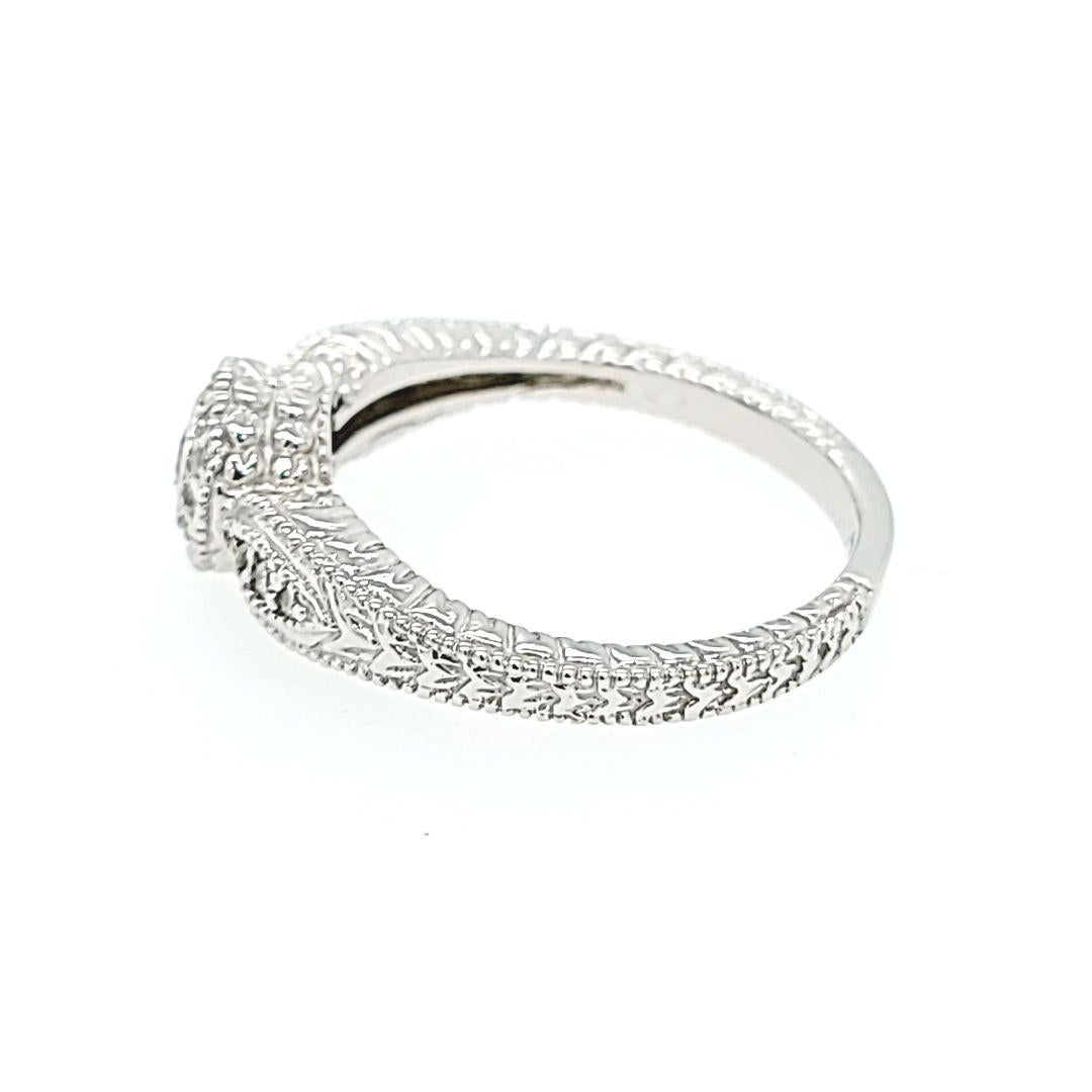 Round Cut Diamond Promise Ring in White Gold For Sale
