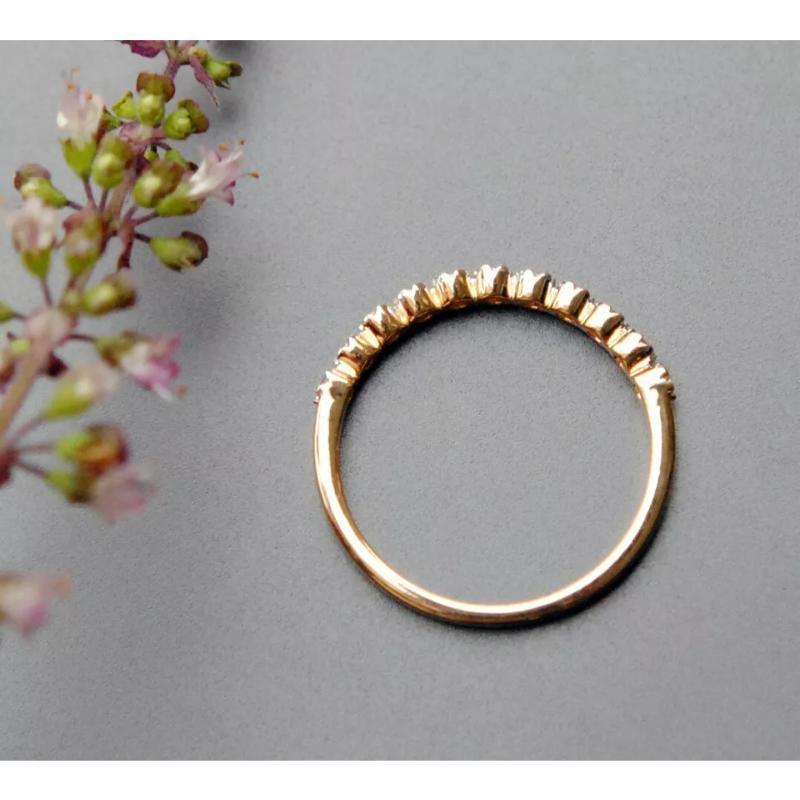 Taglio rotondo Anello con diamante a griffe in oro massiccio 14k, dritto e impilabile in vendita