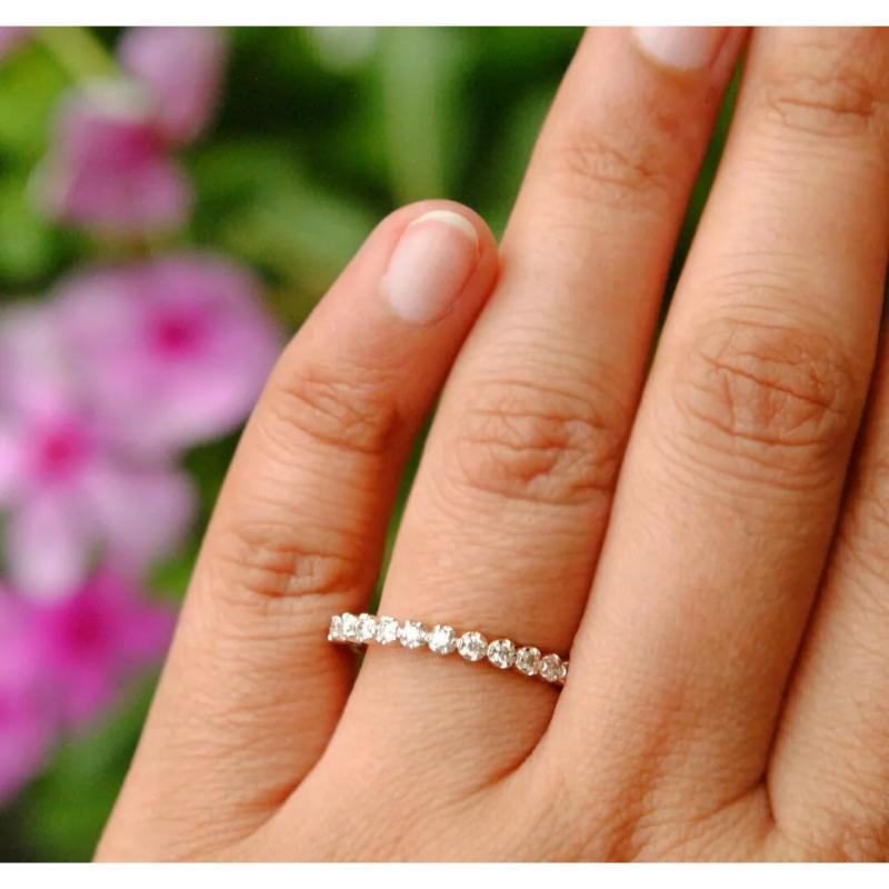 Anello con diamante a griffe in oro massiccio 14k, dritto e impilabile In condizioni Nuovo in vendita a Chicago, IL