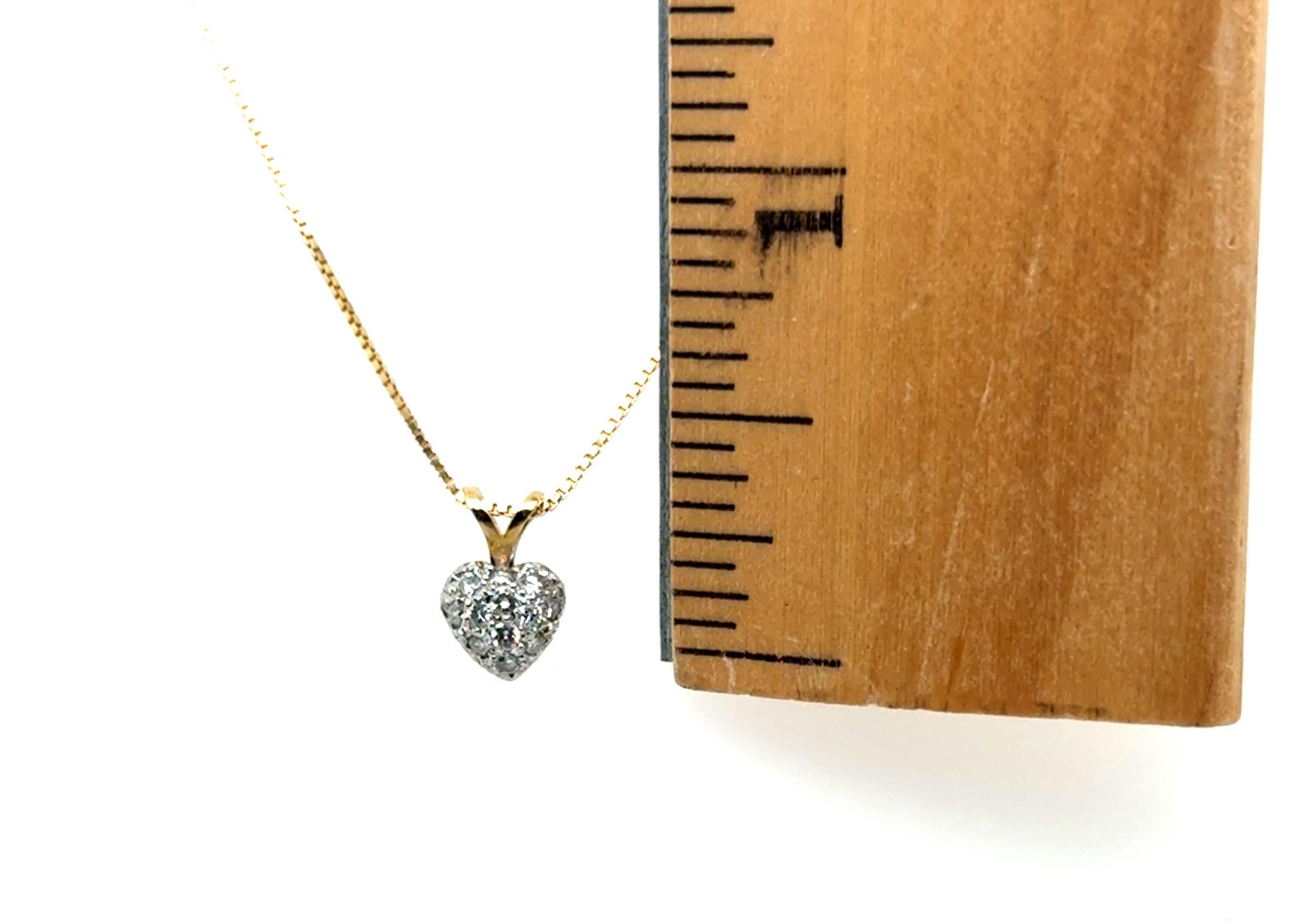 Collana con ciondolo a forma di cuore di diamante in oro 14 carati, estratto in modo naturale. In condizioni ottime in vendita a Dearborn, MI
