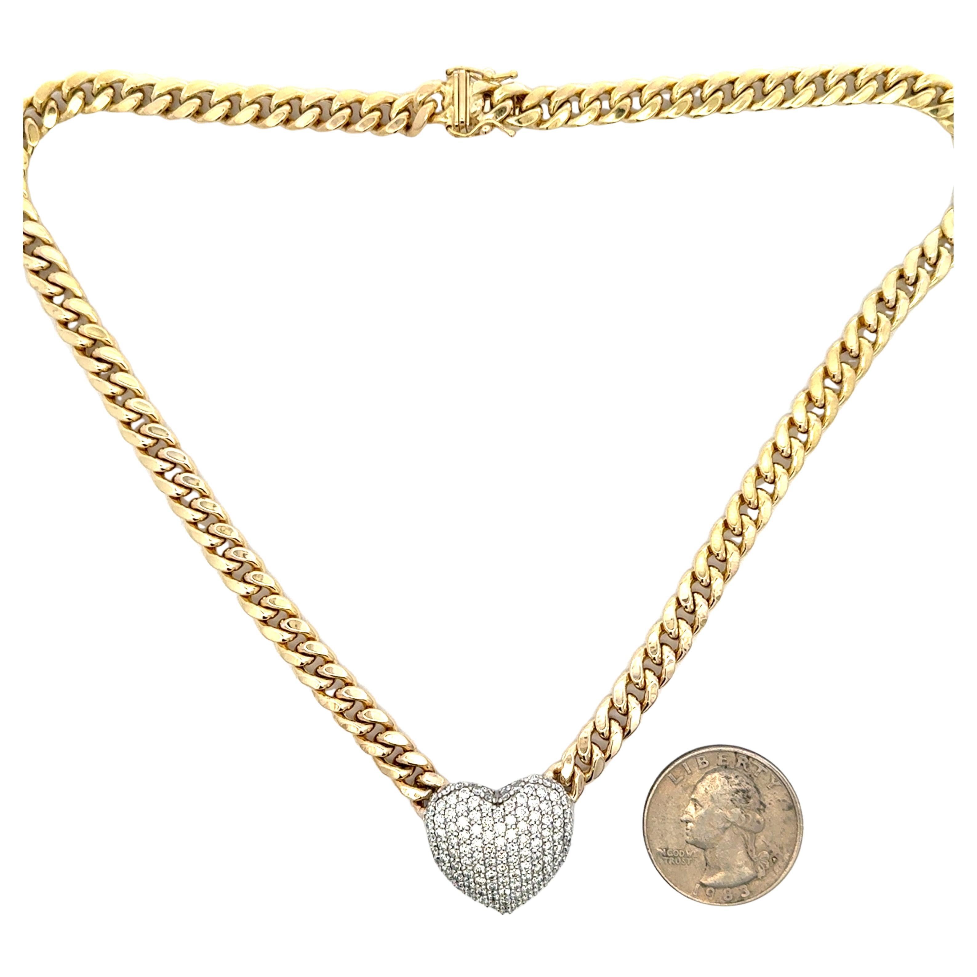 Pendente a cuore gonfiato alla moda con 117 diamanti pavé per un peso di 2,49 carati su una collana a maglie cubane per un peso totale di 33,1 grammi.
Disponibile in oro bianco. 
