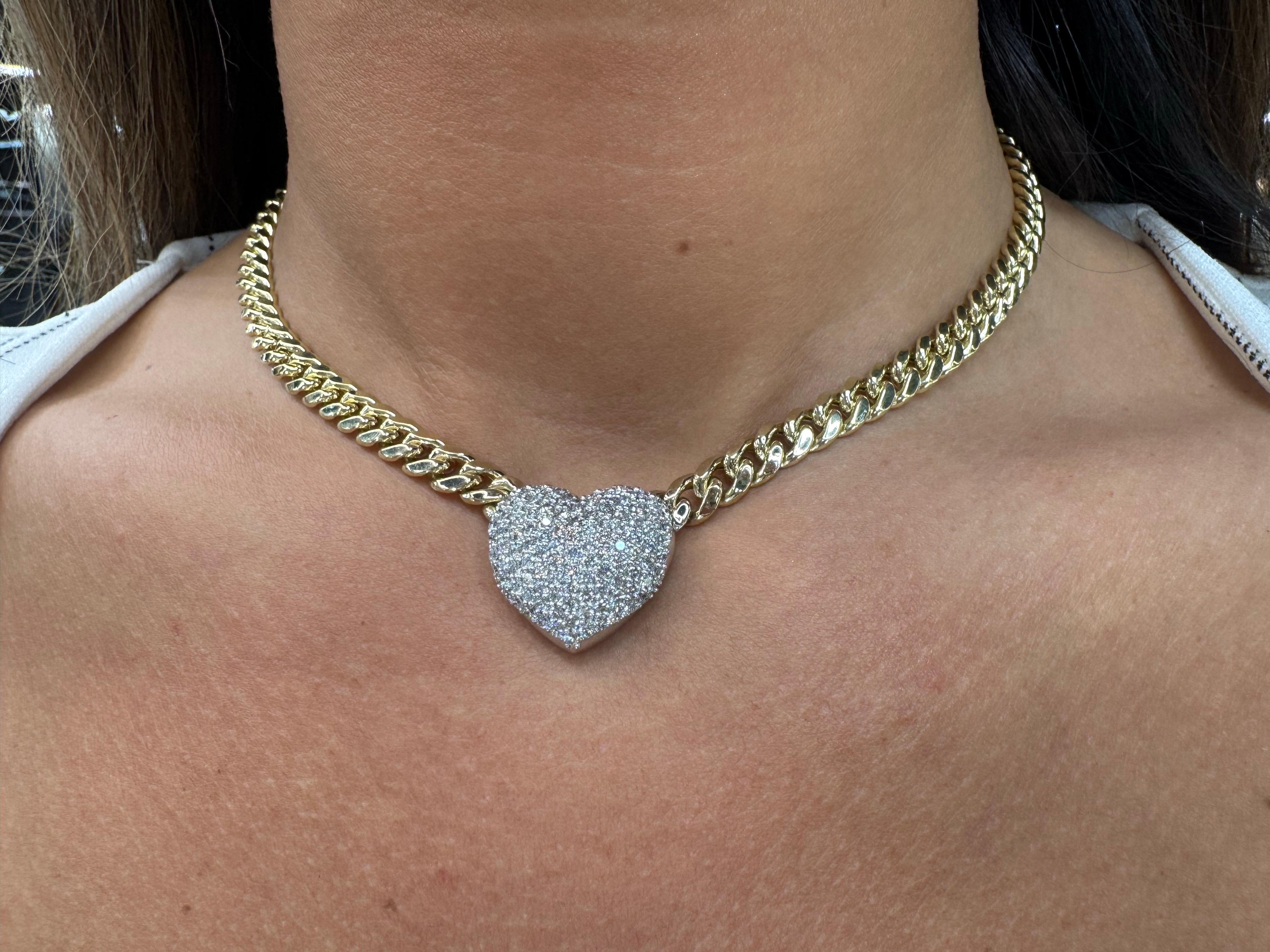 Contemporaneo Cuore soffiato con pavé di diamanti su catena cubana in oro bianco 14 carati 2,49 CTS G SI1-2 in vendita