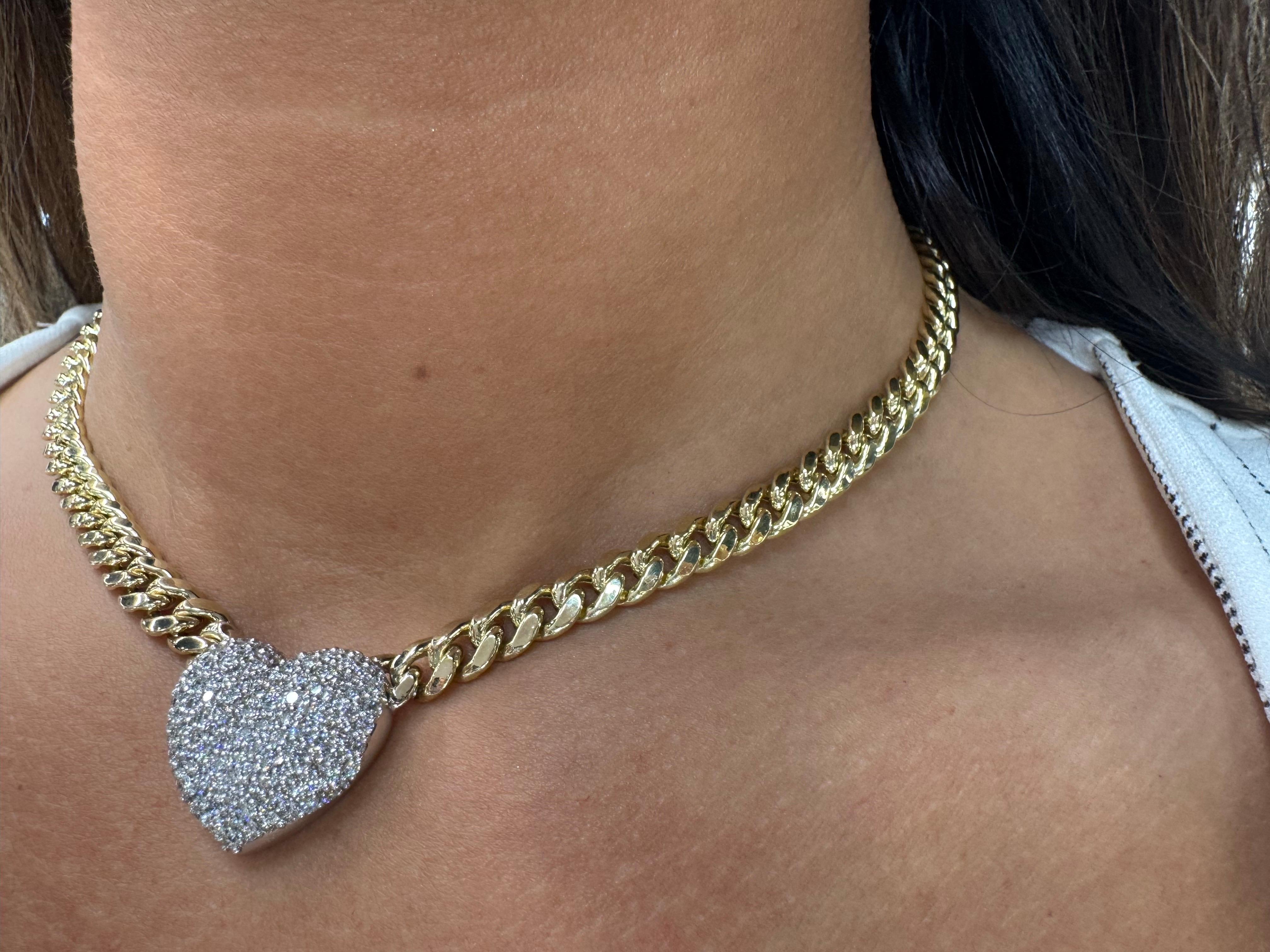 Taglio rotondo Cuore soffiato con pavé di diamanti su catena cubana in oro bianco 14 carati 2,49 CTS G SI1-2 in vendita