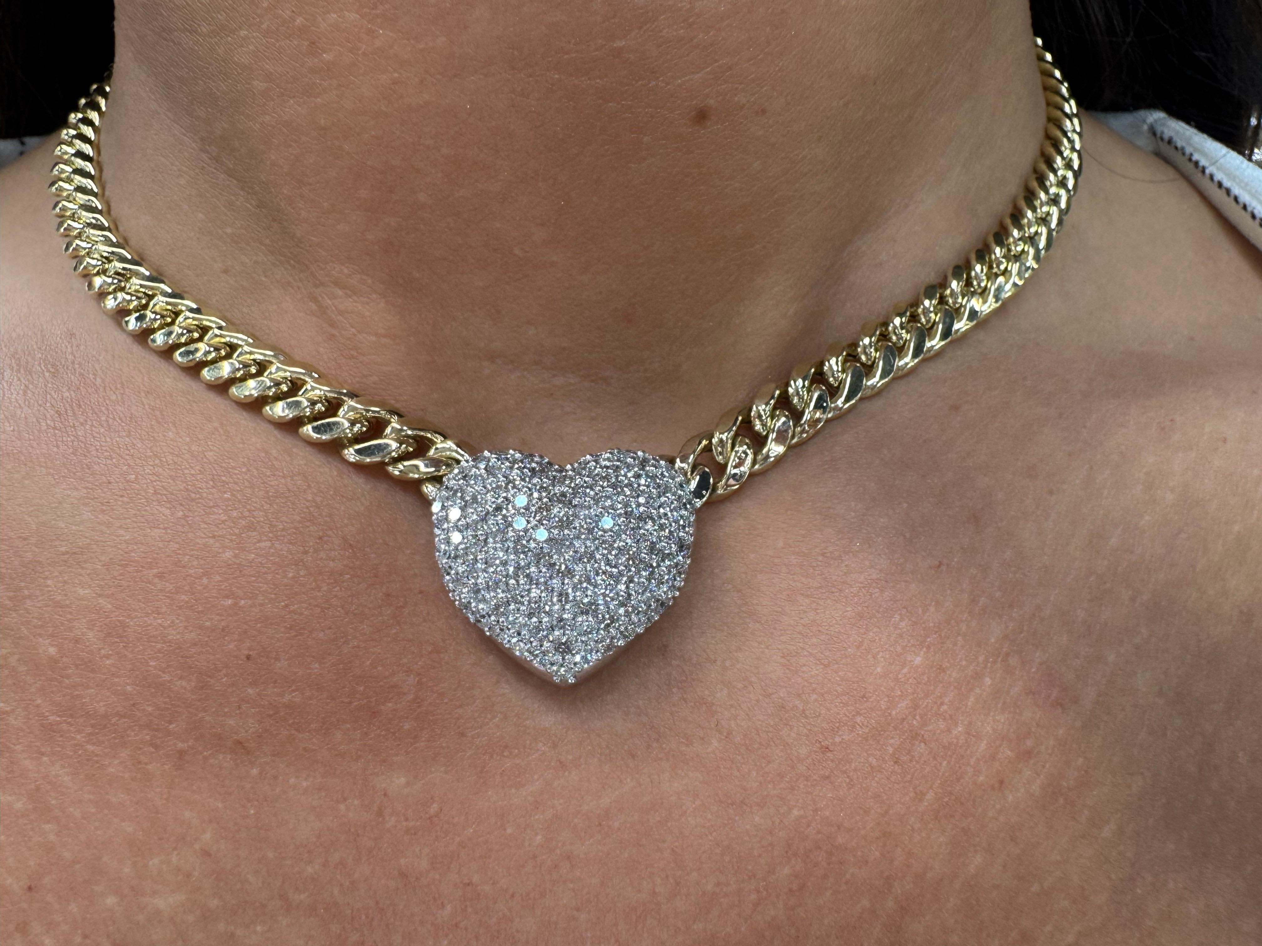 Donna Cuore soffiato con pavé di diamanti su catena cubana in oro bianco 14 carati 2,49 CTS G SI1-2 in vendita