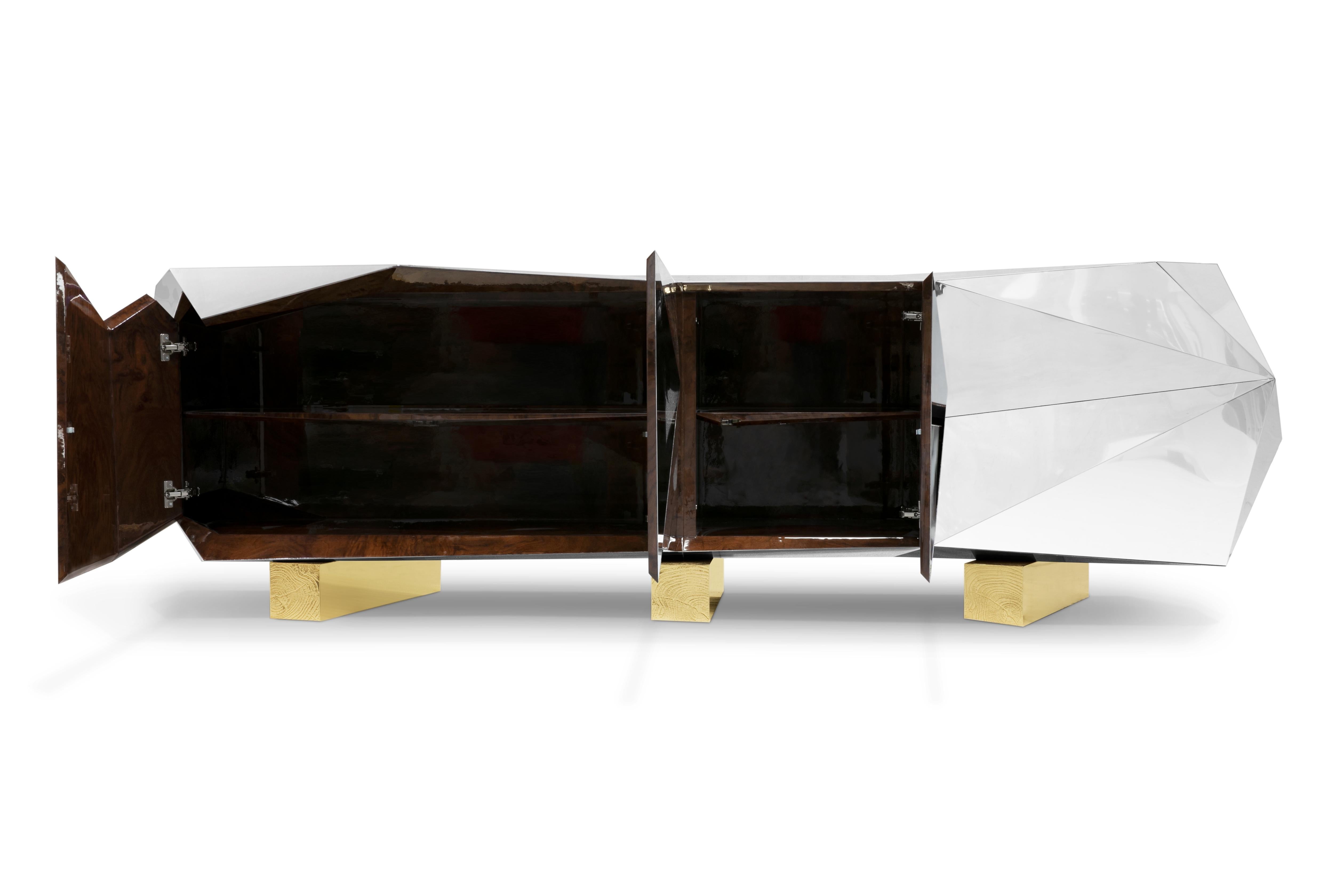Das facettierte Sideboard Diamond, ein Meisterwerk der Zeit, ist ein subtiles, kostbares, braunes Juwel, das mit seinen klaren Linien die Grenzen der Form herausfordert. Beeinflusst von der dekonstruktivistischen Bewegung der postmodernen