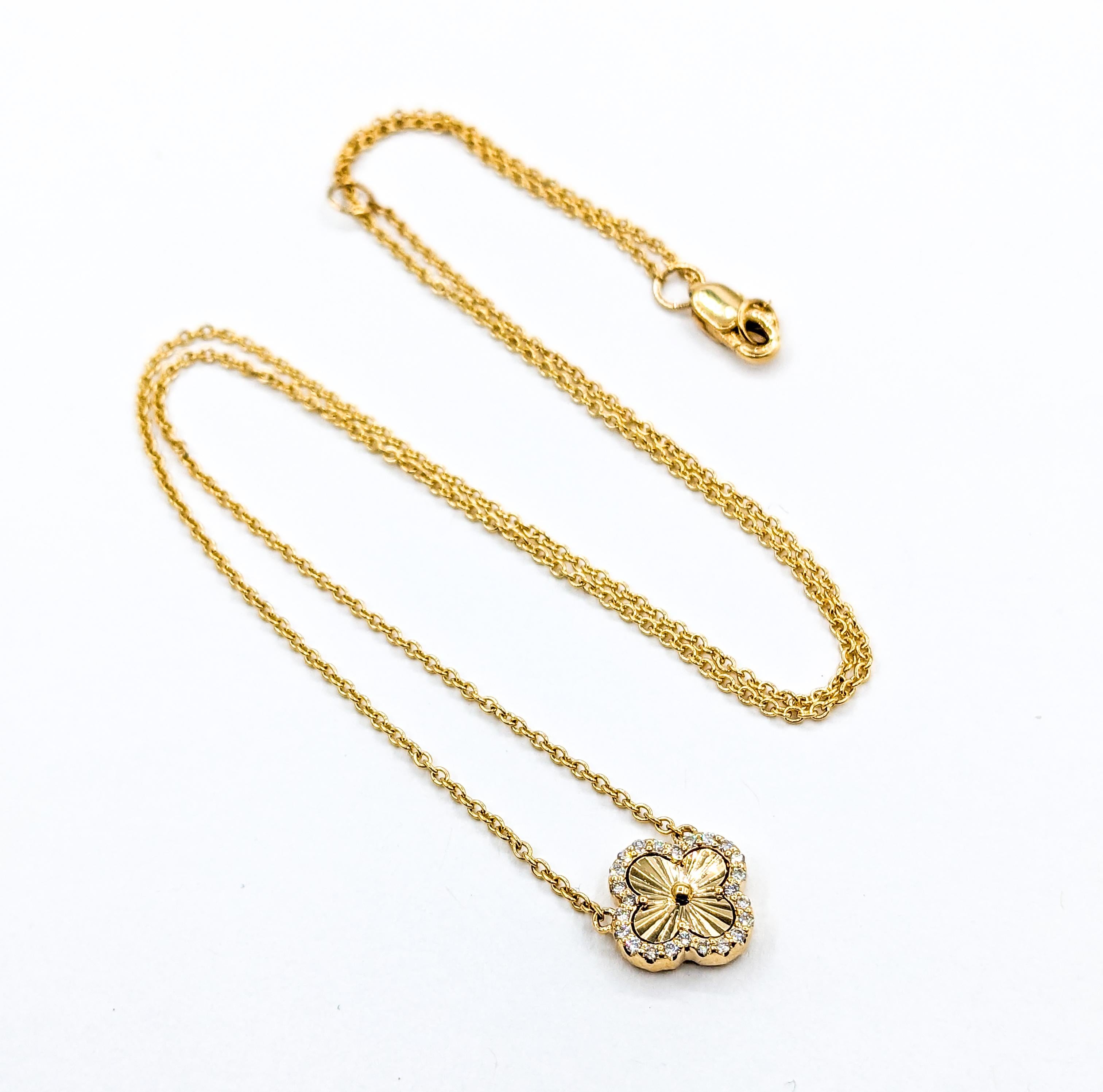 Diamant-Quatrefoil-Anhänger-Halskette aus Gold

Eine wunderschön gearbeitete Halskette aus 14 Karat Gelbgold mit einem bezaubernden Kleeblattmuster, das mit Diamanten von 0,09 Karat verziert ist. Diese funkelnden Diamanten haben eine Reinheit von