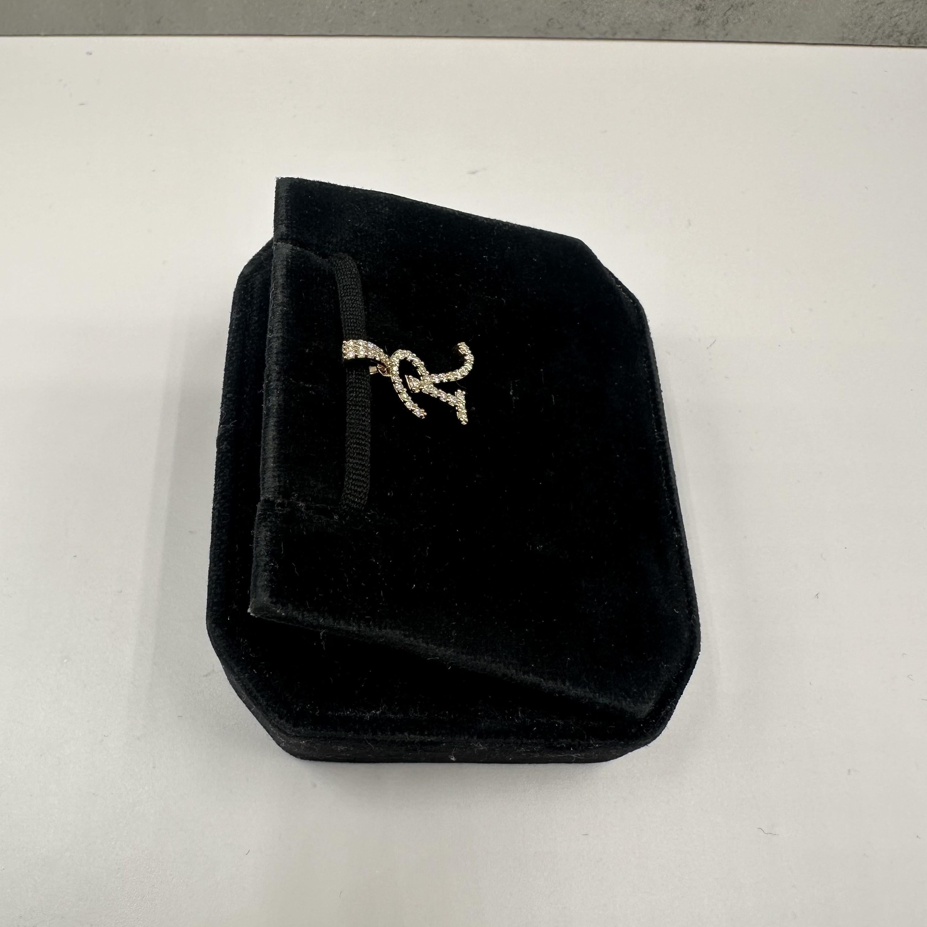 Diamant-Initial-Anhänger „R“ aus 10 Karat Gelbgold mit 0,18 Karat Diamanten, neu (Rundschliff) im Angebot