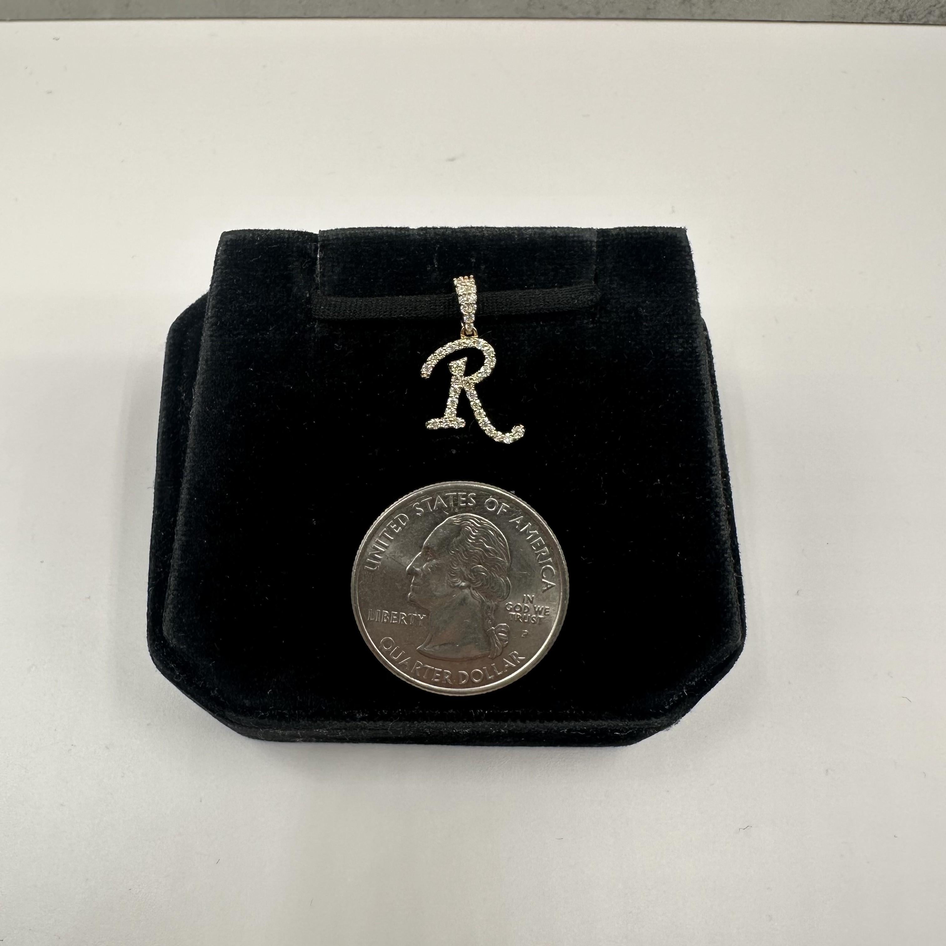 Diamant-Initial-Anhänger „R“ aus 10 Karat Gelbgold mit 0,18 Karat Diamanten, neu im Zustand „Neu“ im Angebot in West Hempstead, NY