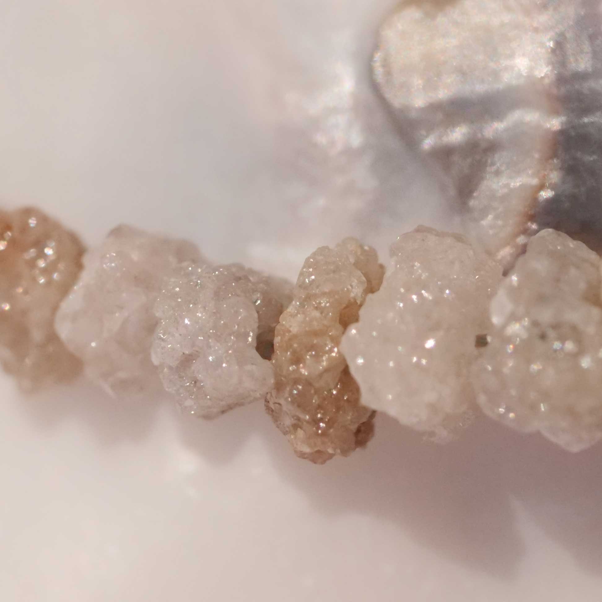 Bracelet de diamants bruts de 55 carats de couleurs naturelles de 5 à 6 mm Seize comme de petites comètes Neuf - En vente à Viena, Viena