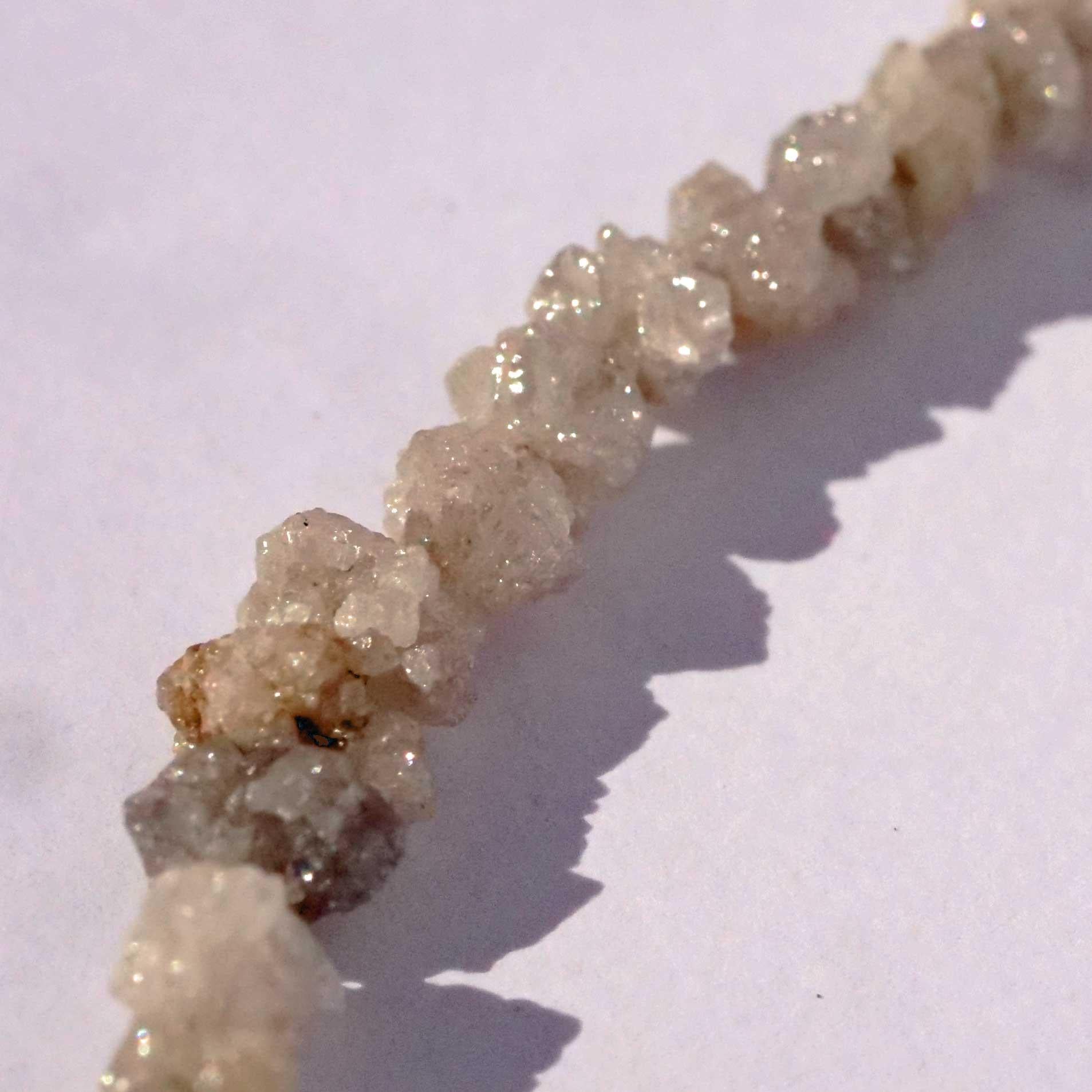 Bracelet de diamants bruts de 55 carats de couleurs naturelles de 5 à 6 mm Seize comme de petites comètes en vente 3