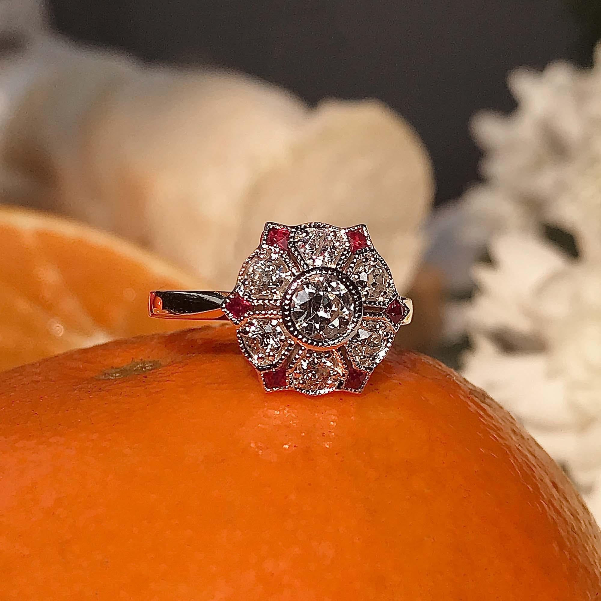 De las mujeres Diamond & Red Pink Ruby Antique Style Floral Flower Two Tone Gold Ring en venta