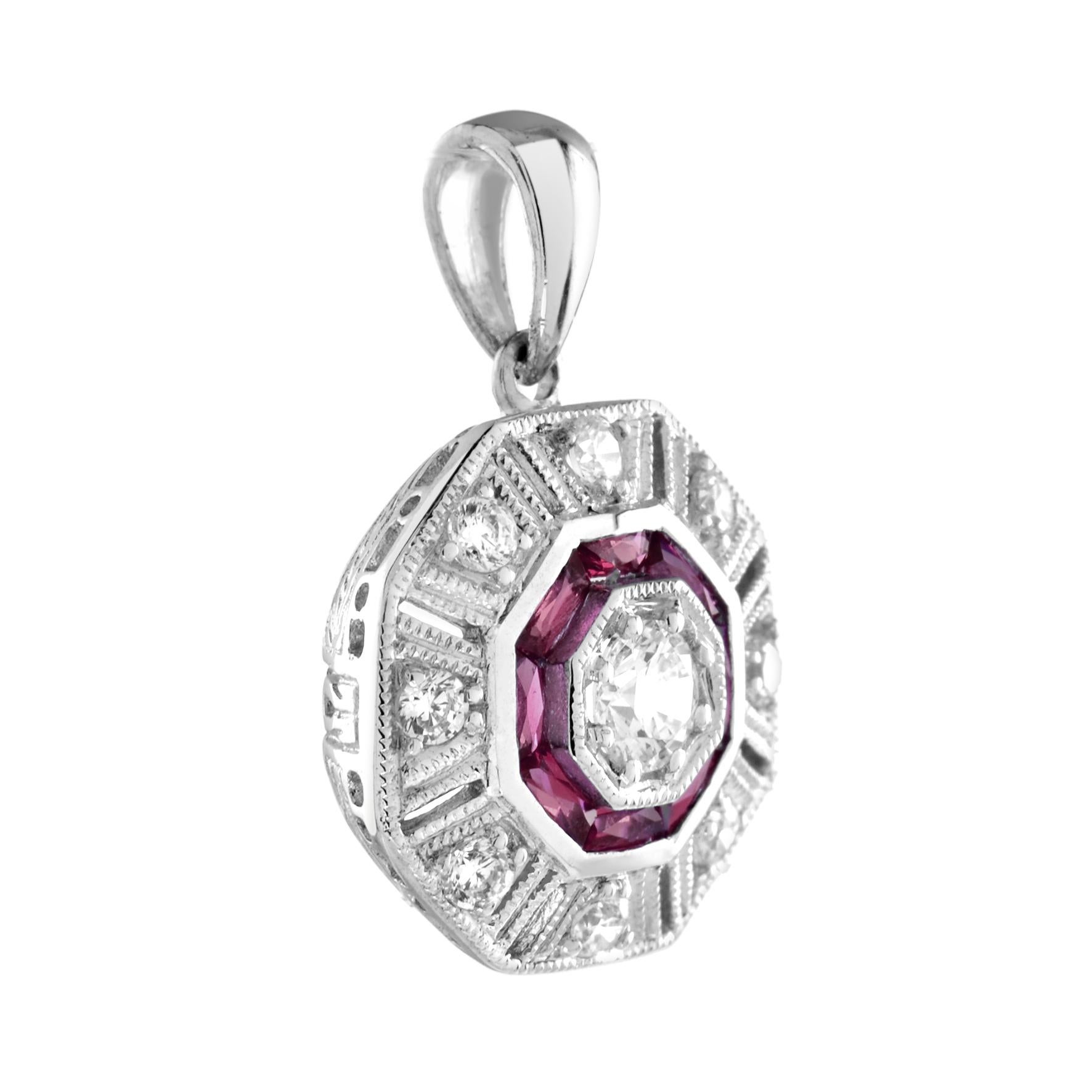 Pendentif cible en or, de style Art-Déco, composé de diamants et de rubis en forme d'octogone. Le diamant central est entouré d'un pendentif de diamants ronds et d'un pendentif intérieur de rubis de taille française.
Informations sur le