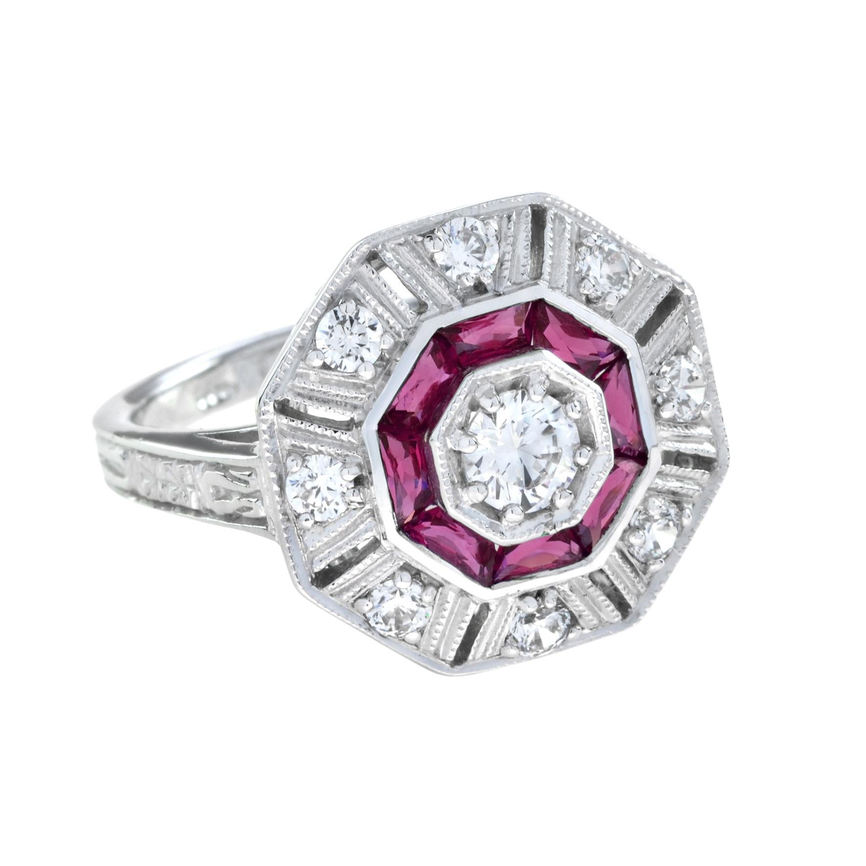 Anello con diamanti e rubini in oro bianco dal design Art Déco, diamante centrale con anello esterno di diamanti rotondi e anello interno di rubini taglio francese, rifinito con bordatura millgrain e con spalle di diamanti.
Informazioni