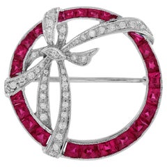 Spilla con diamante e rubino rosa rosso in stile edoardiano a forma di cerchio con nastro in oro bianco